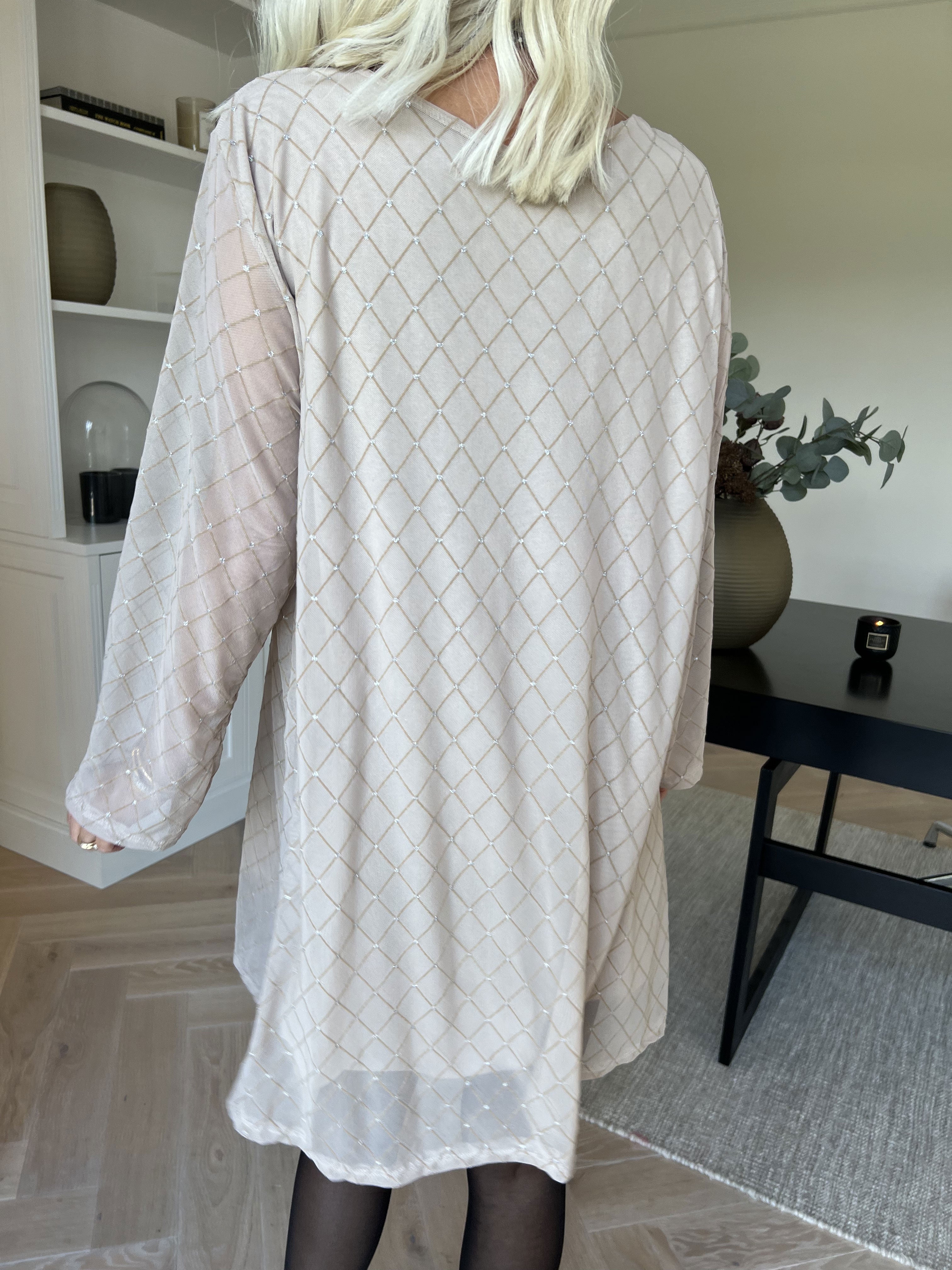 Ritte - Langærmet mesh kjole med glimmer detaljer