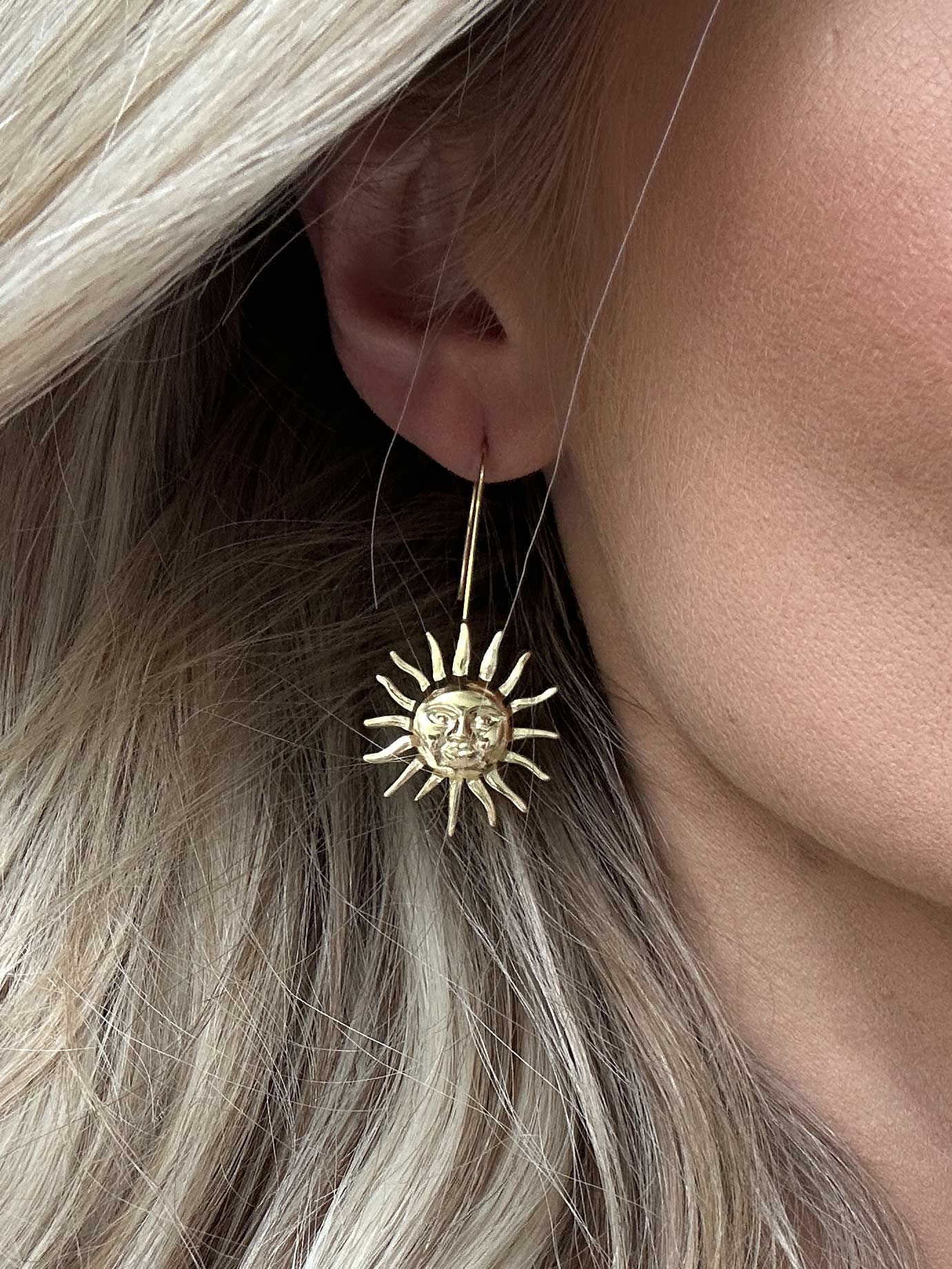 Robyn - Guldfarvede øreringe med sol vedhæng