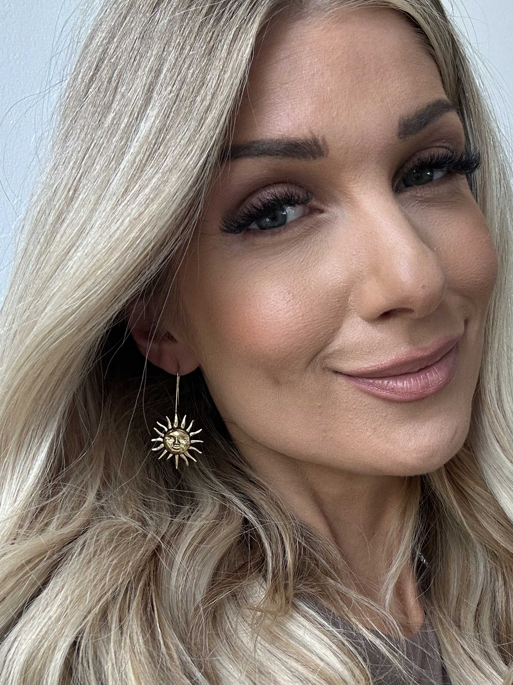 Robyn - Guldfarvede øreringe med sol vedhæng