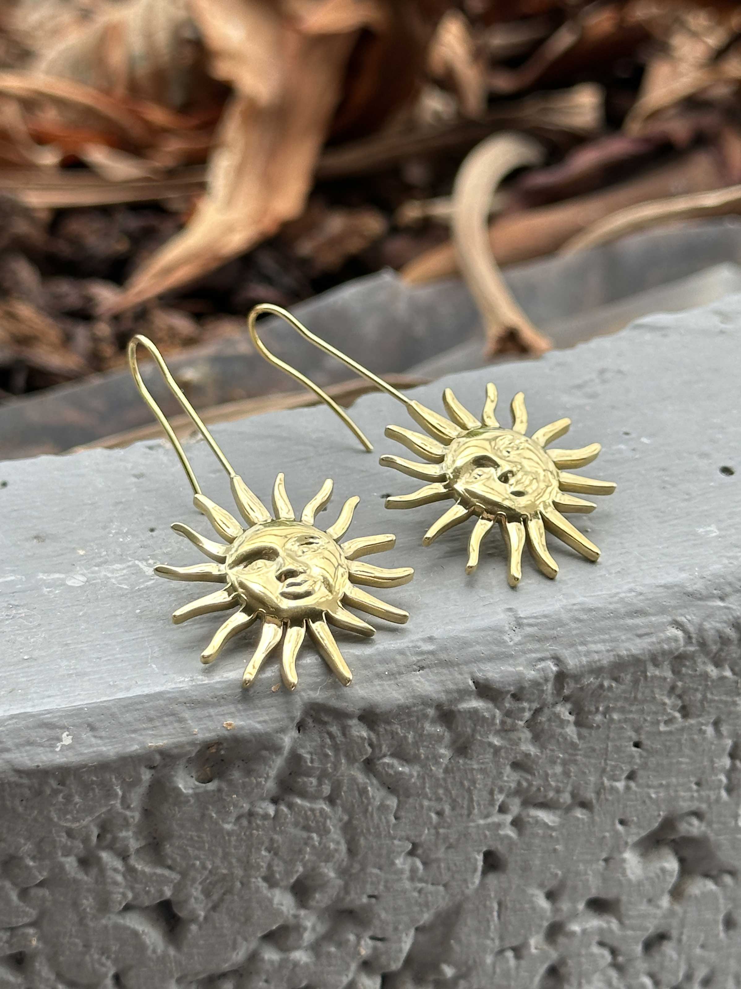Robyn - Guldfarvede øreringe med sol vedhæng