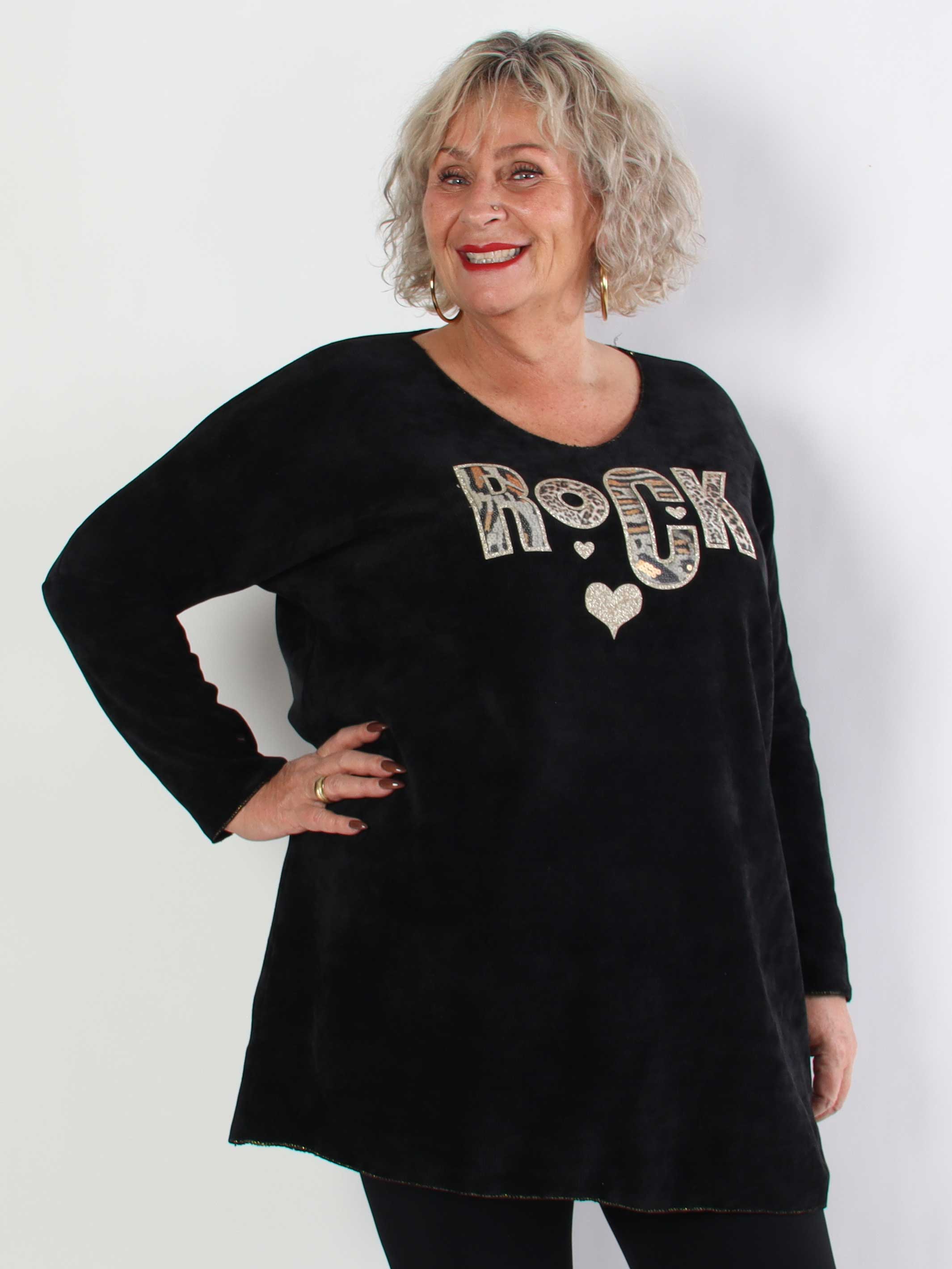 Rocka - Plus size kjole i blød strik med motiv