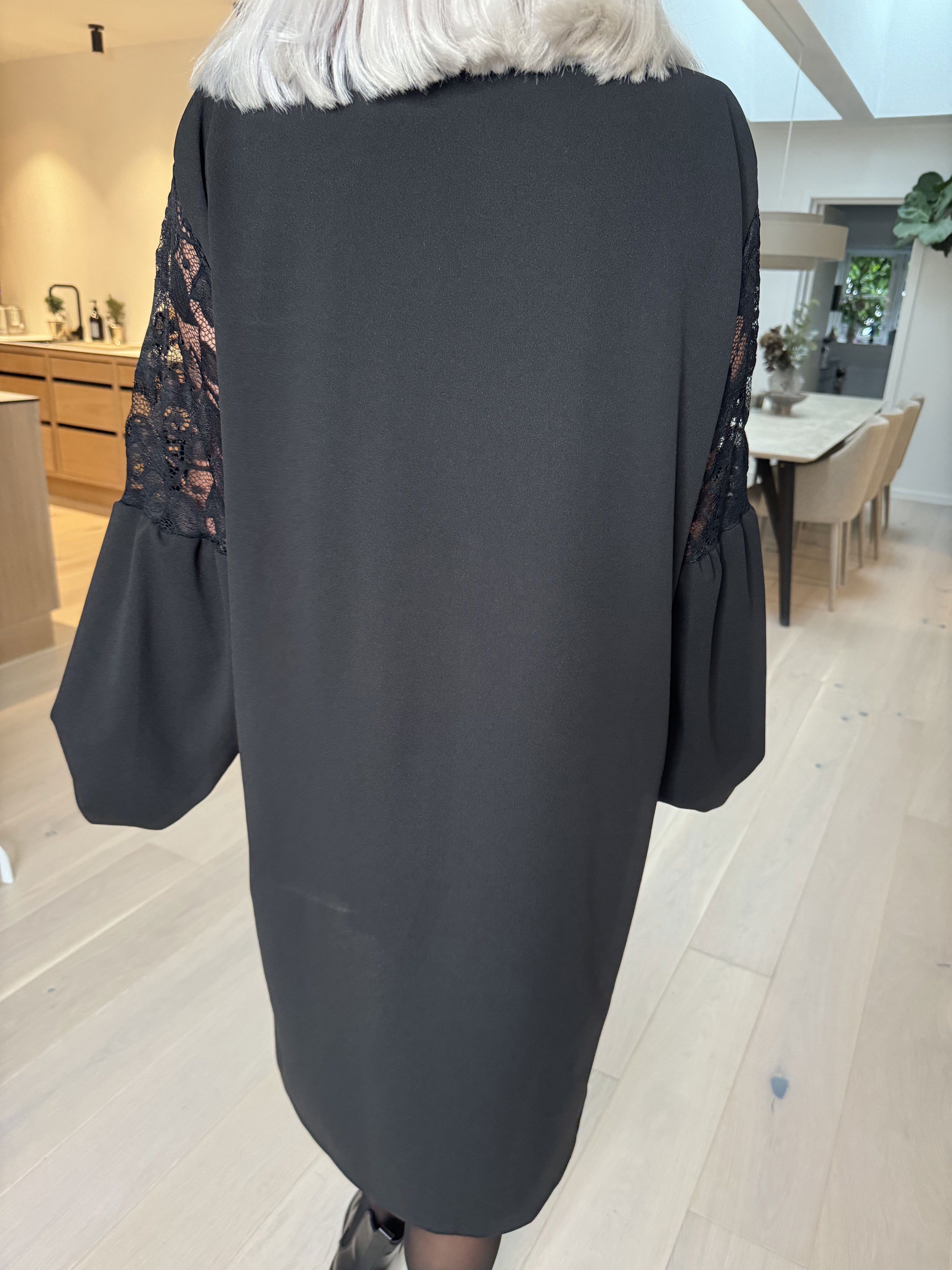 Romance - Fin kjole med blondeærmer