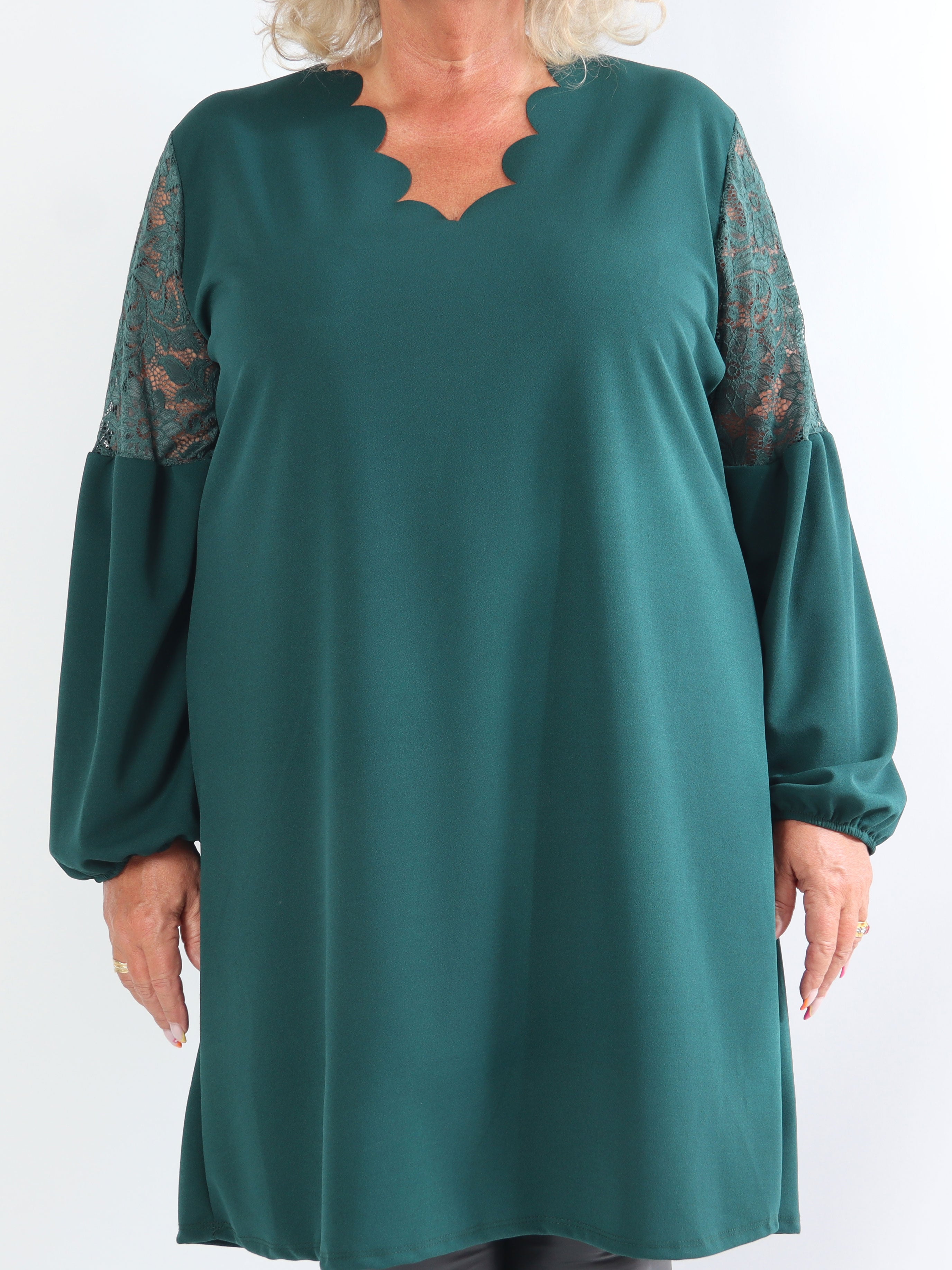 Romance - Fin plus size kjole med blondeærmer