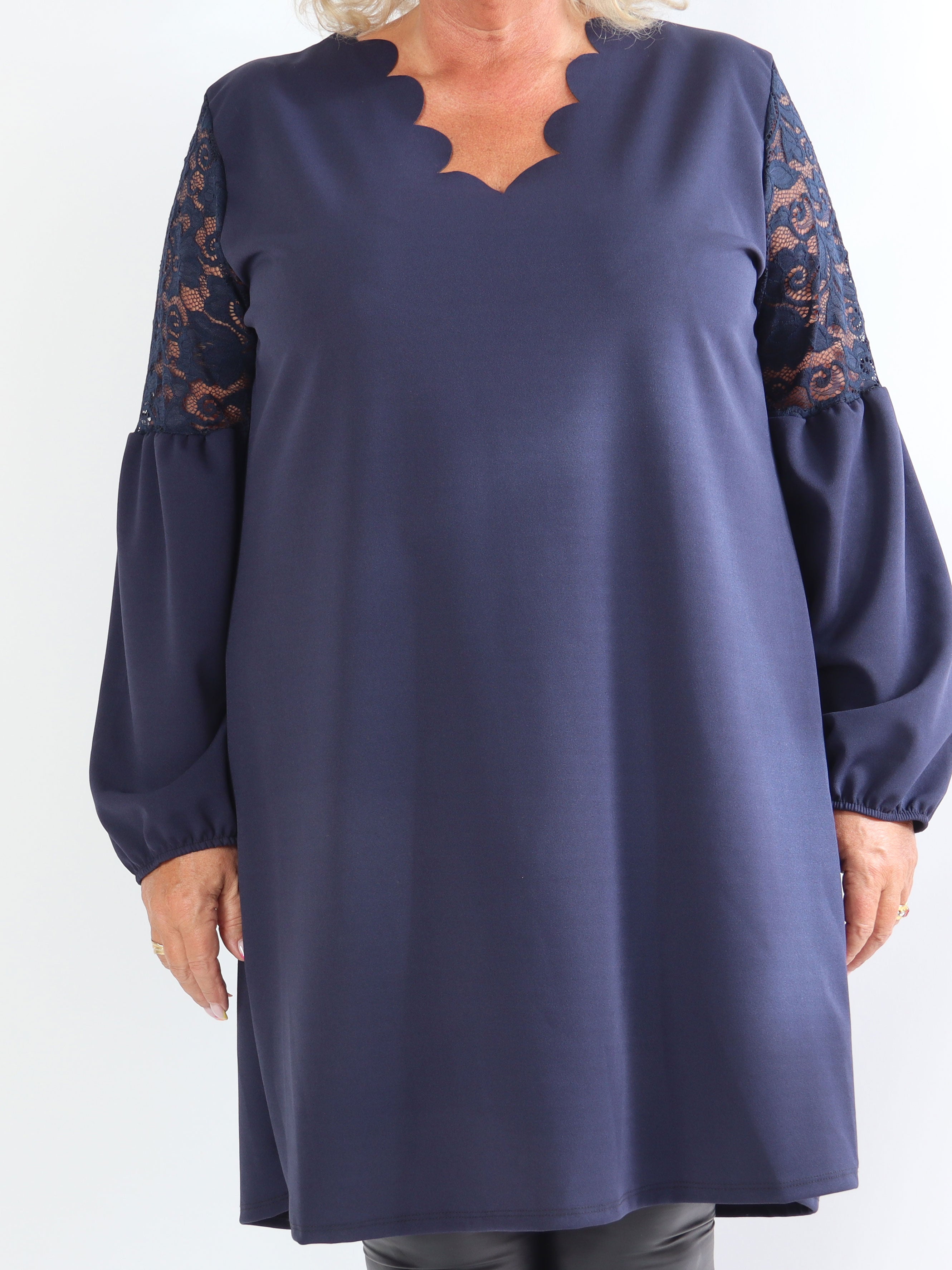 Romance - Fin plus size kjole med blondeærmer