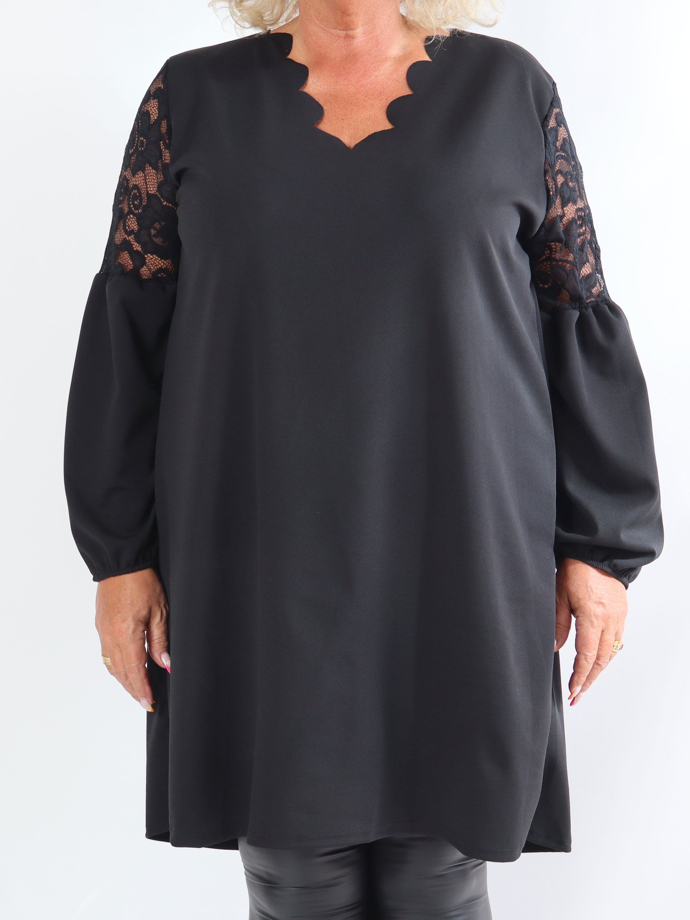 Romance - Fin plus size kjole med blondeærmer