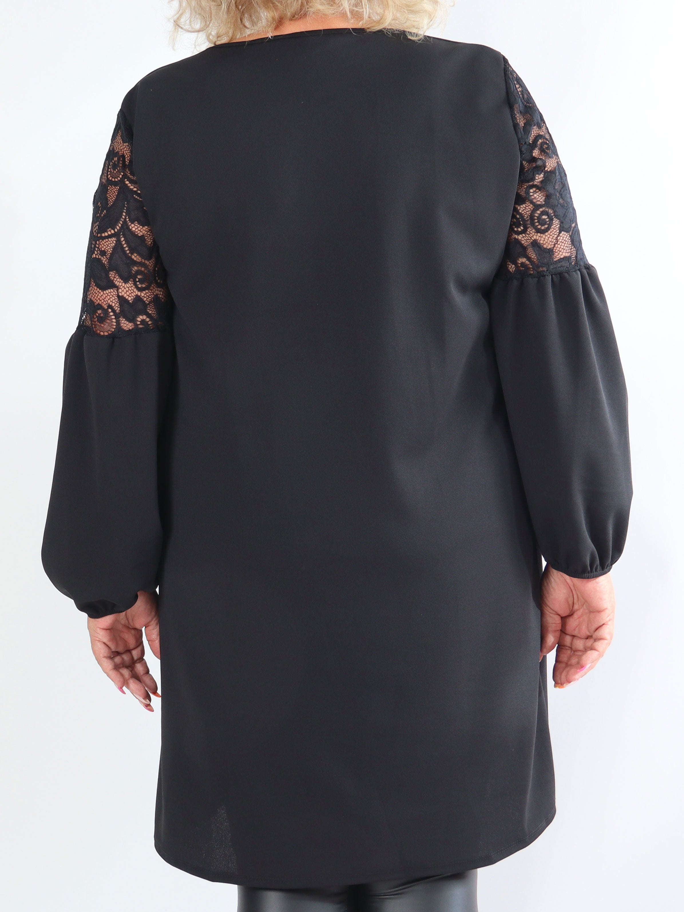 Romance - Fin plus size kjole med blondeærmer