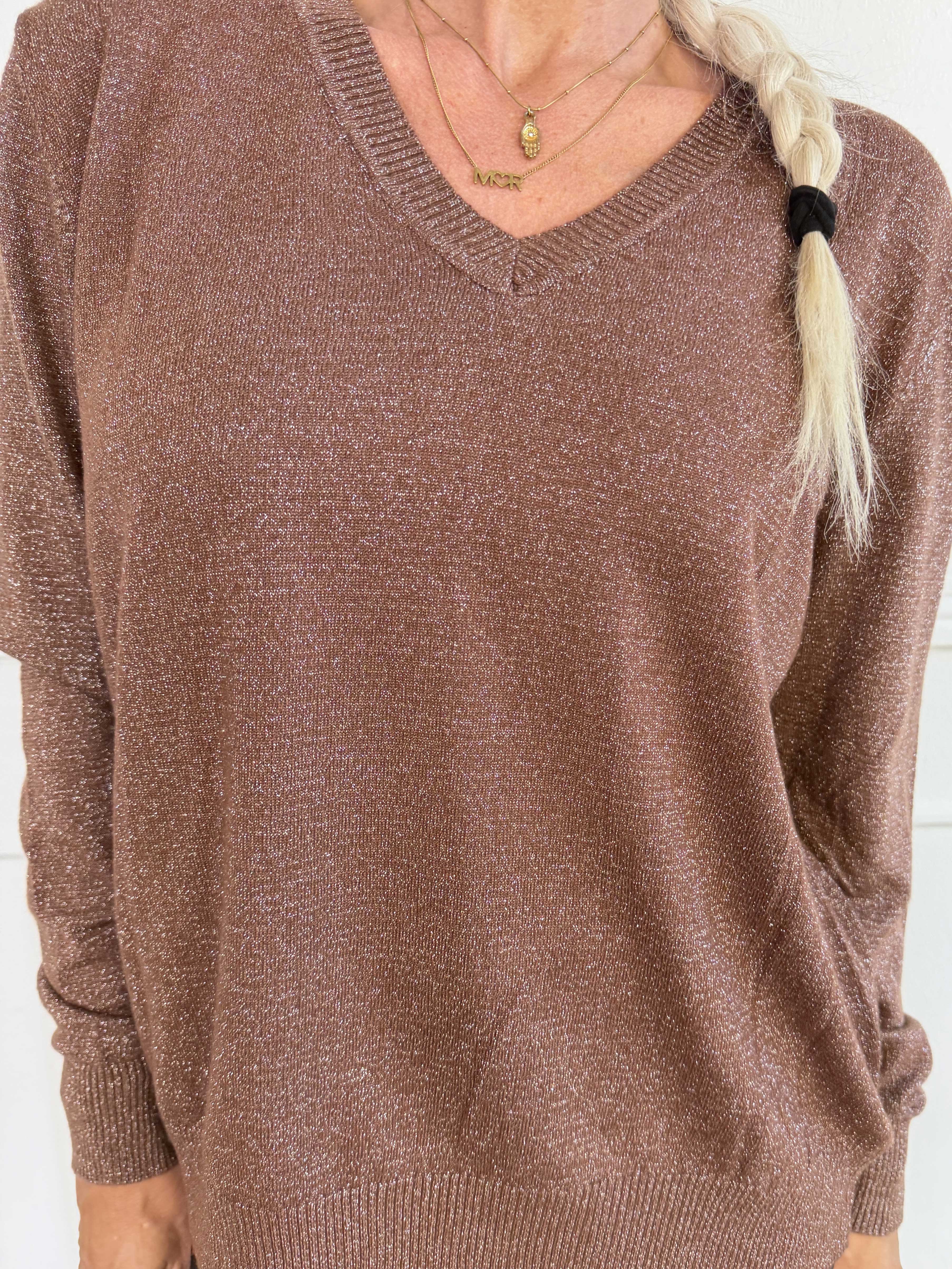 Ronja - Feminin strikbluse med fine glittertråde og en elegant V-udskæring
