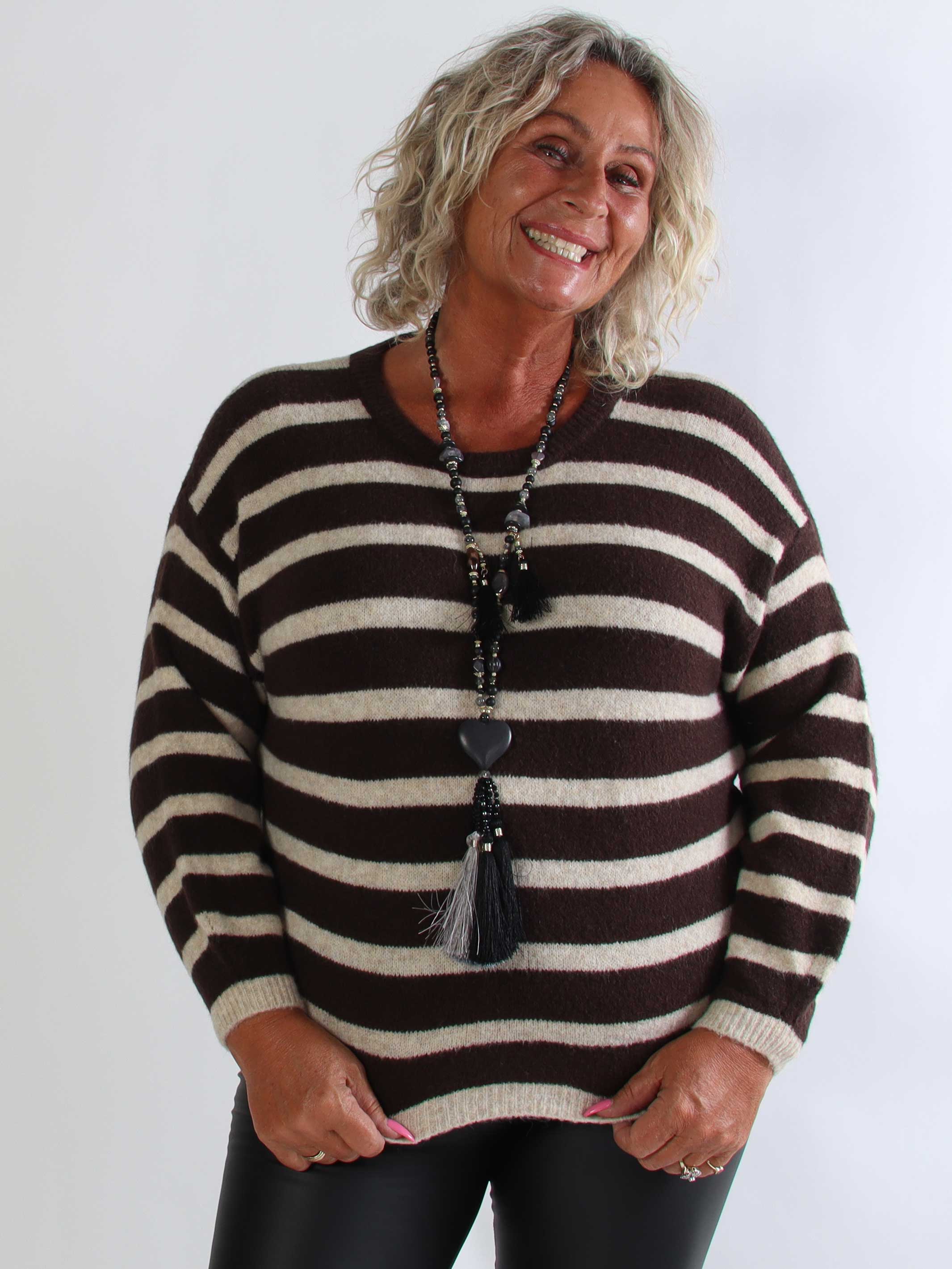 Romilly - Blød plus size strikbluse i en behagelig viskoseblanding med striber