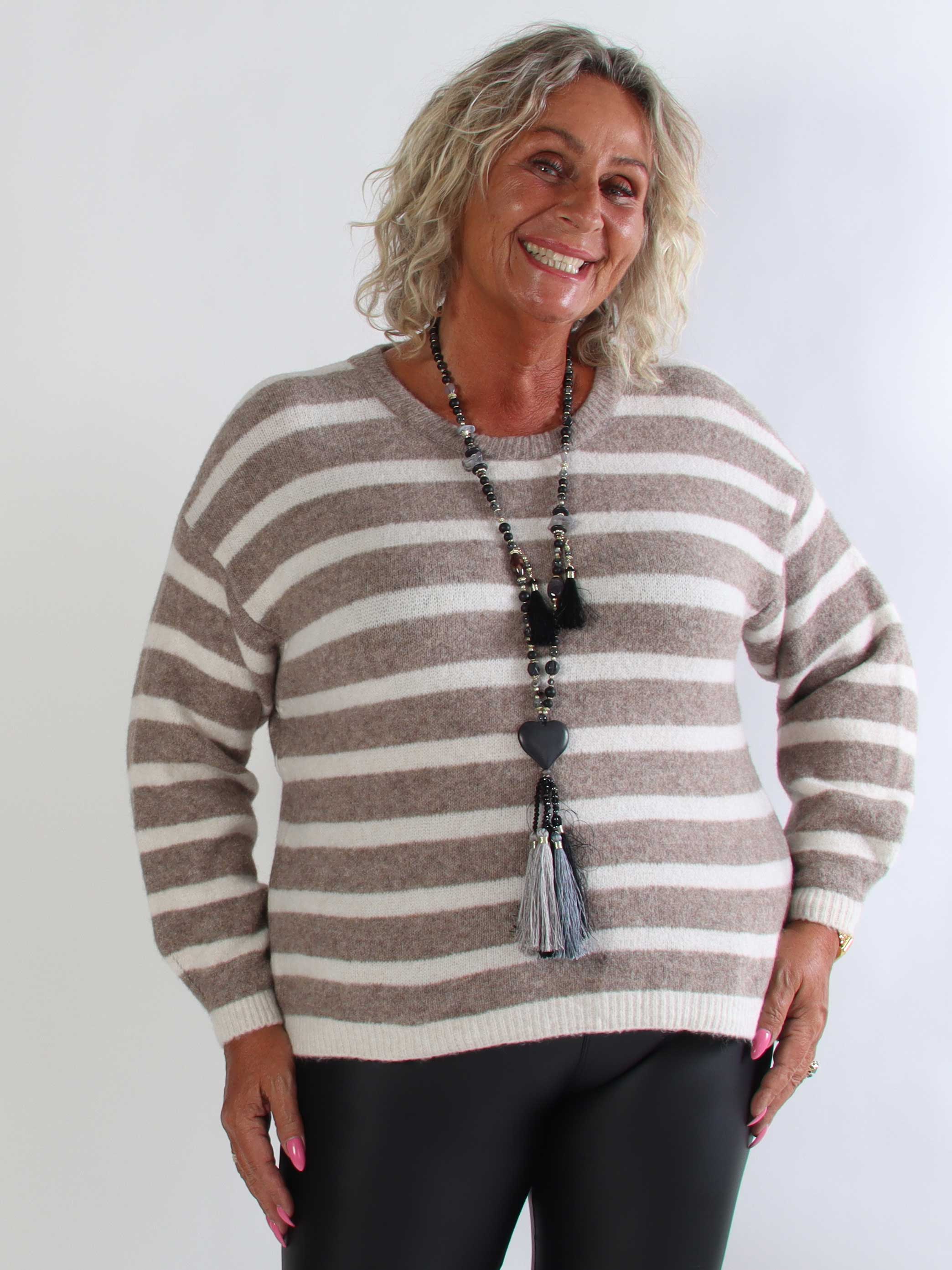 Romilly - Blød plus size strikbluse i en behagelig viskoseblanding med striber