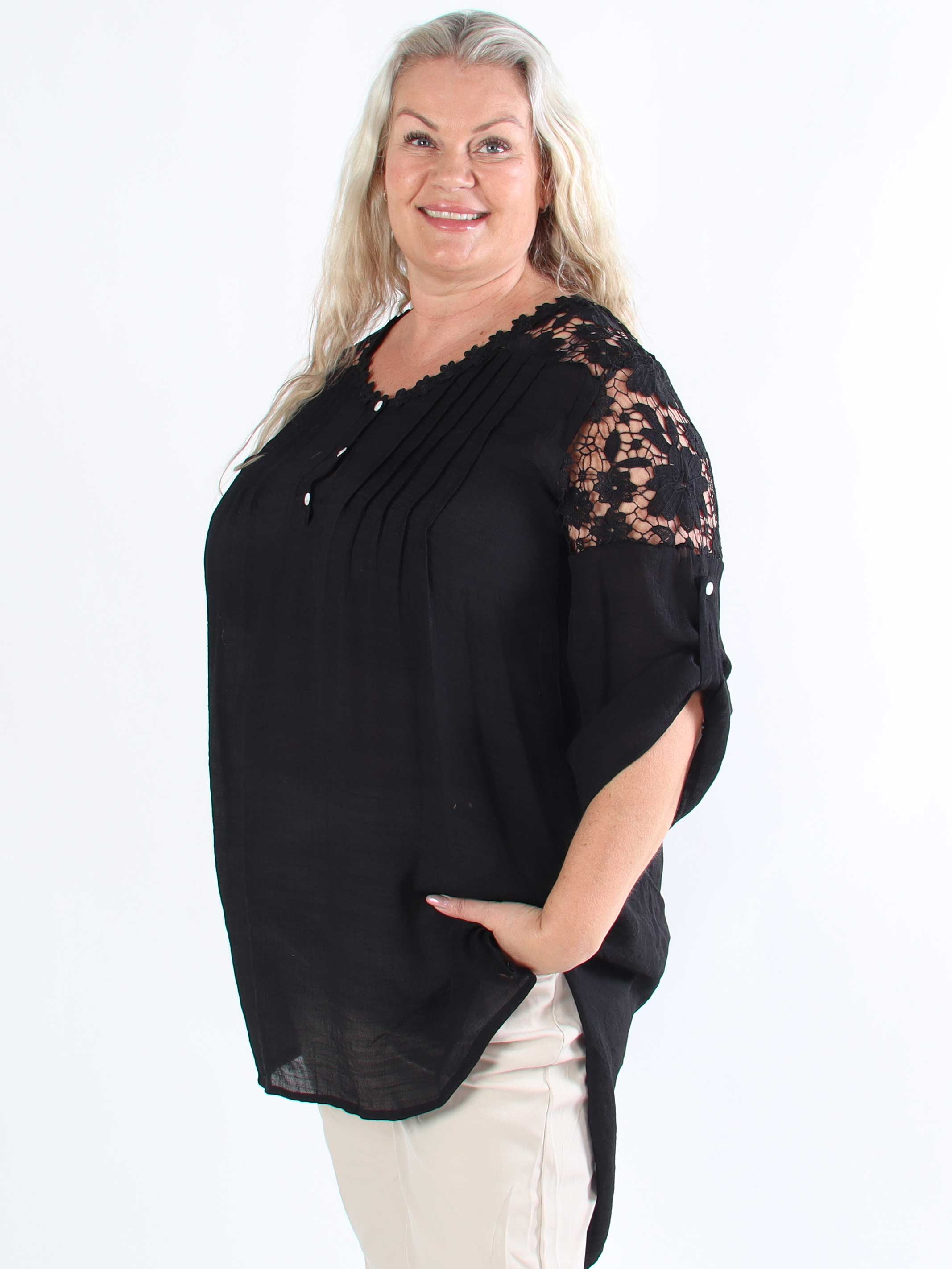 Rosalie - Sød feminin plus size tunika med broderet ryg