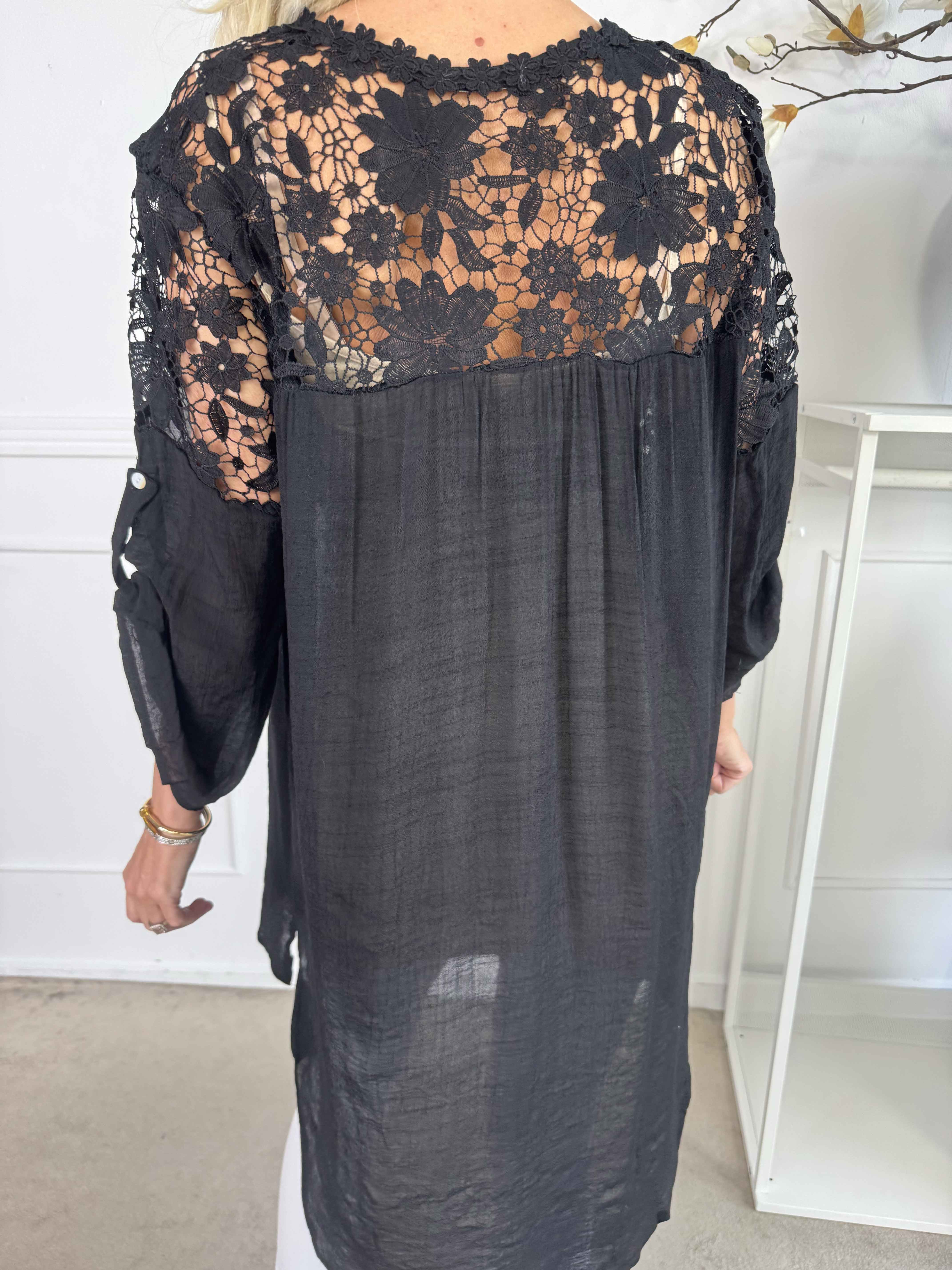 Rosalie - Sød feminin tunika med broderet ryg