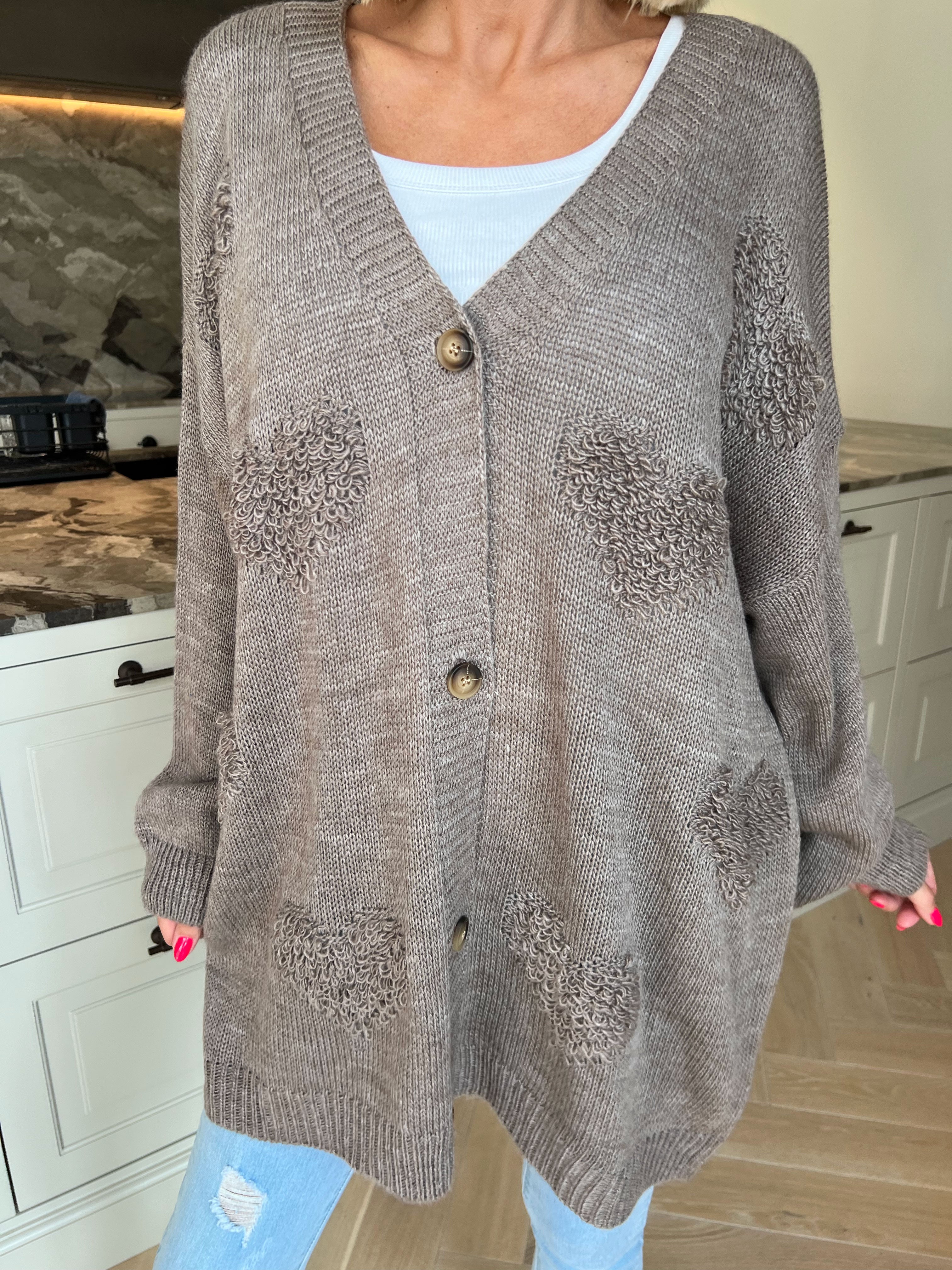Rosaline - Sød plus size strikcardigan med fine hjerter og knaplukning