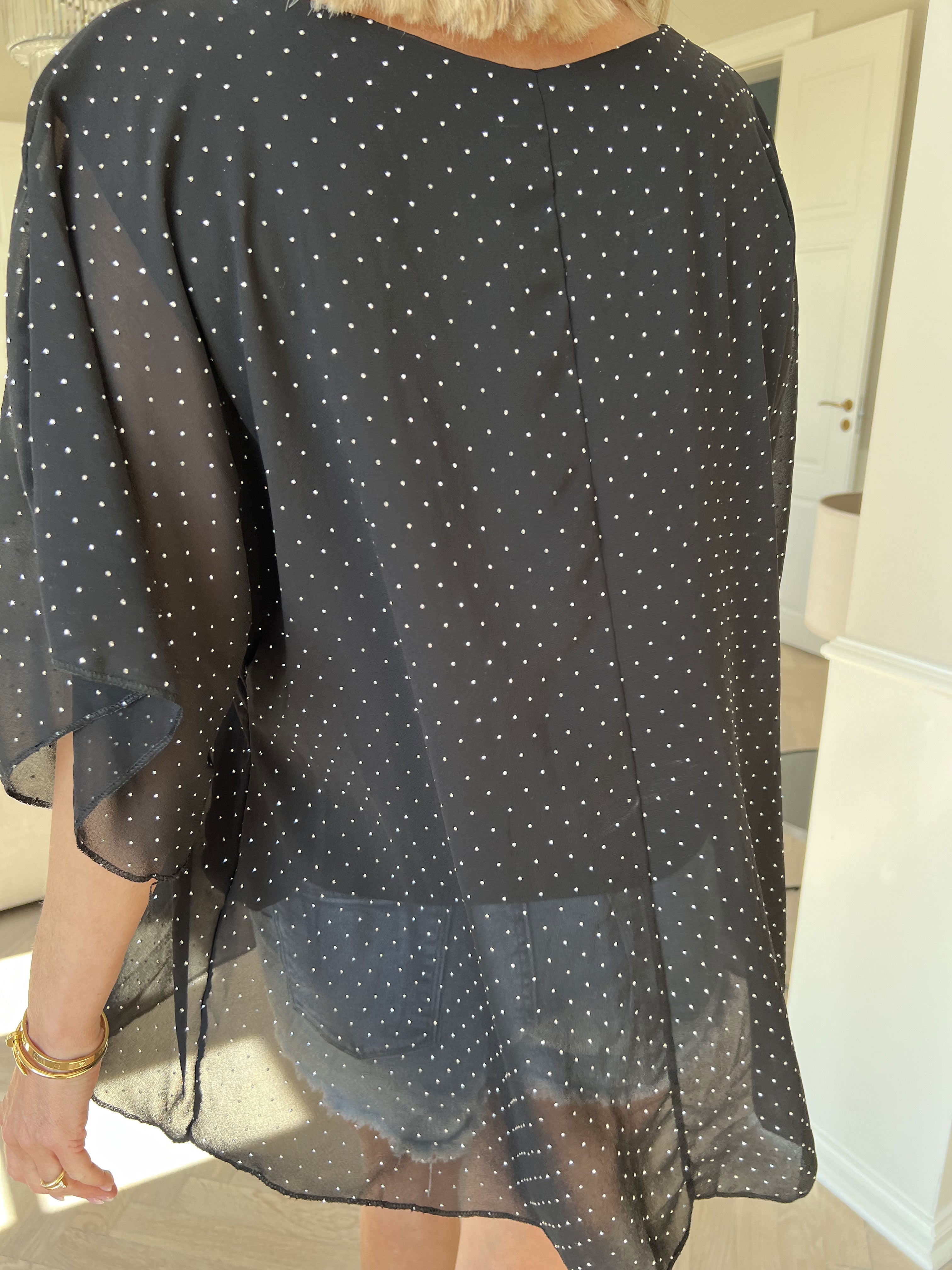 Rosie - Sød viskose bluse med chiffonlag og similisten