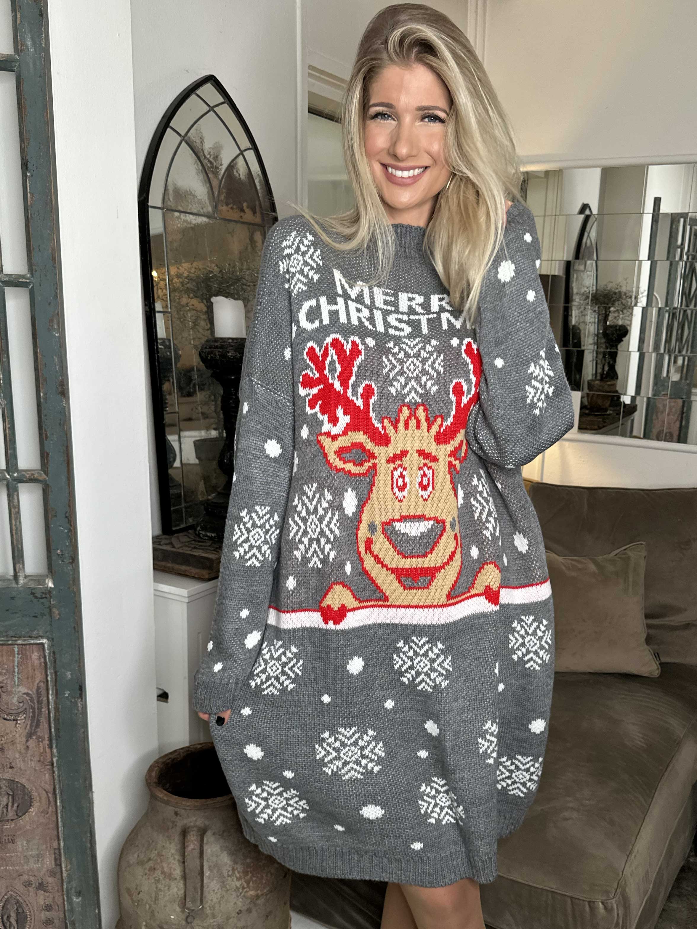 Rudolf - Julestrikkjole med snefnug og rudolf motiv