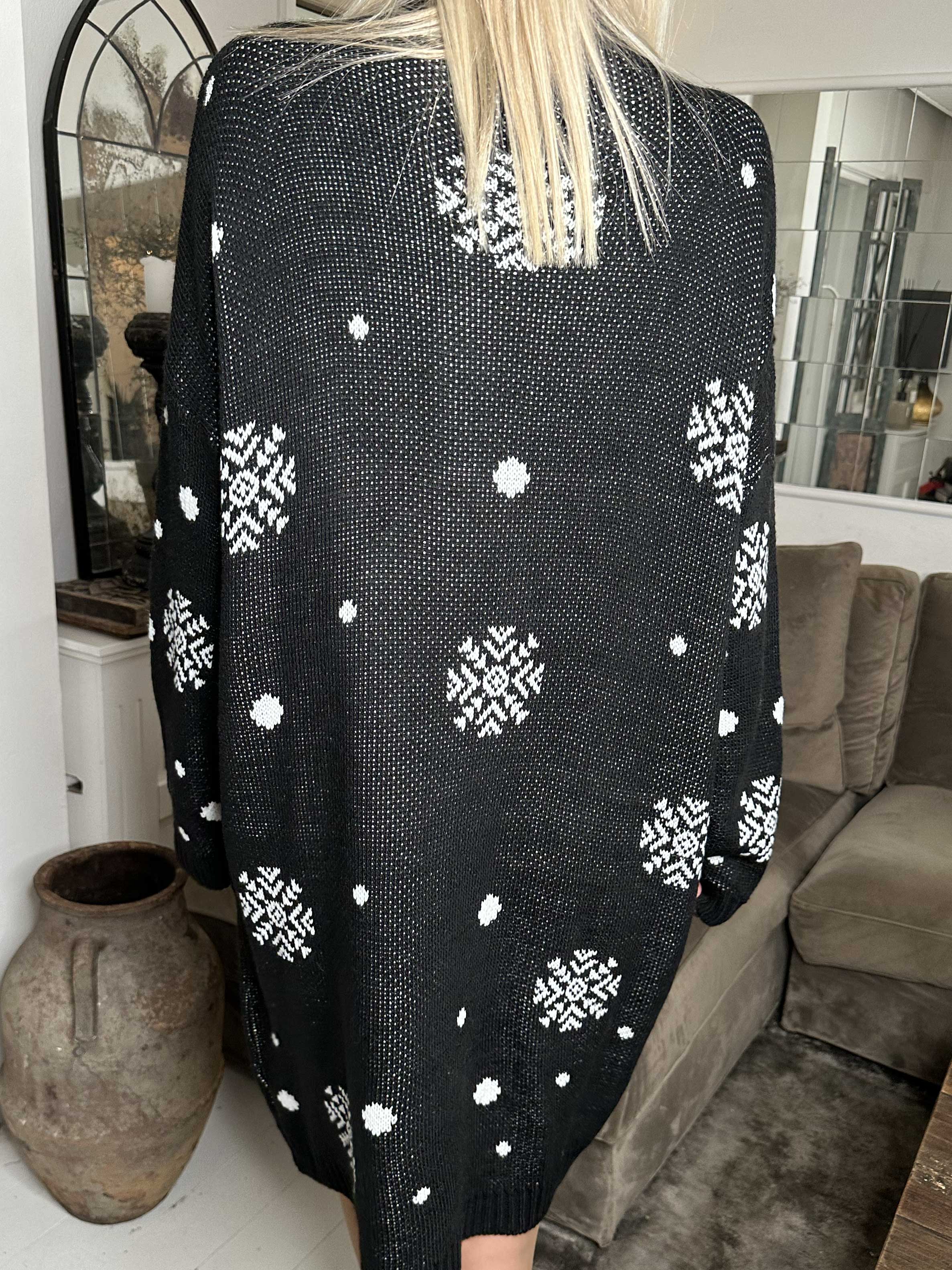 Rudolf - Julestrikkjole med snefnug og rudolf motiv