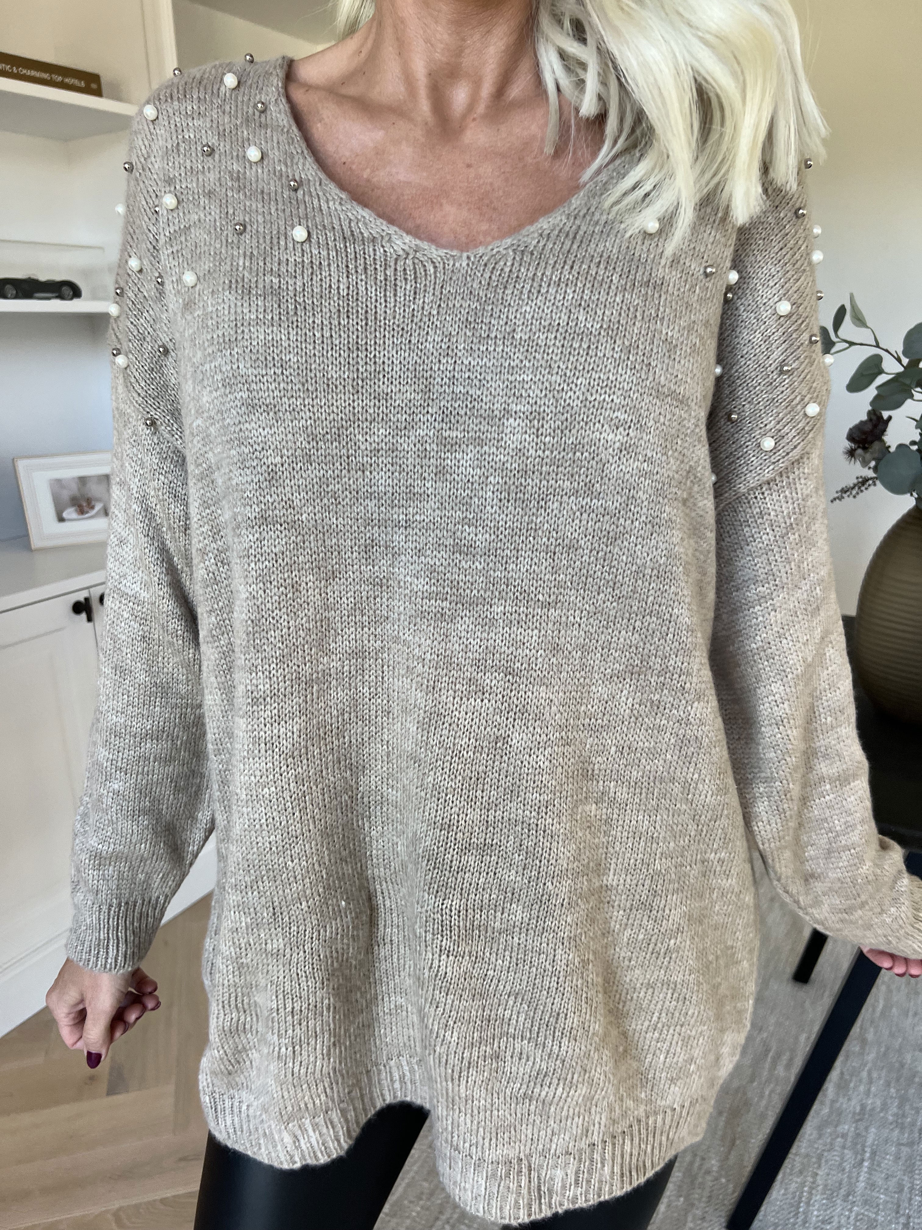 Rydika - Ensfarvet strik pyntet med fine perler