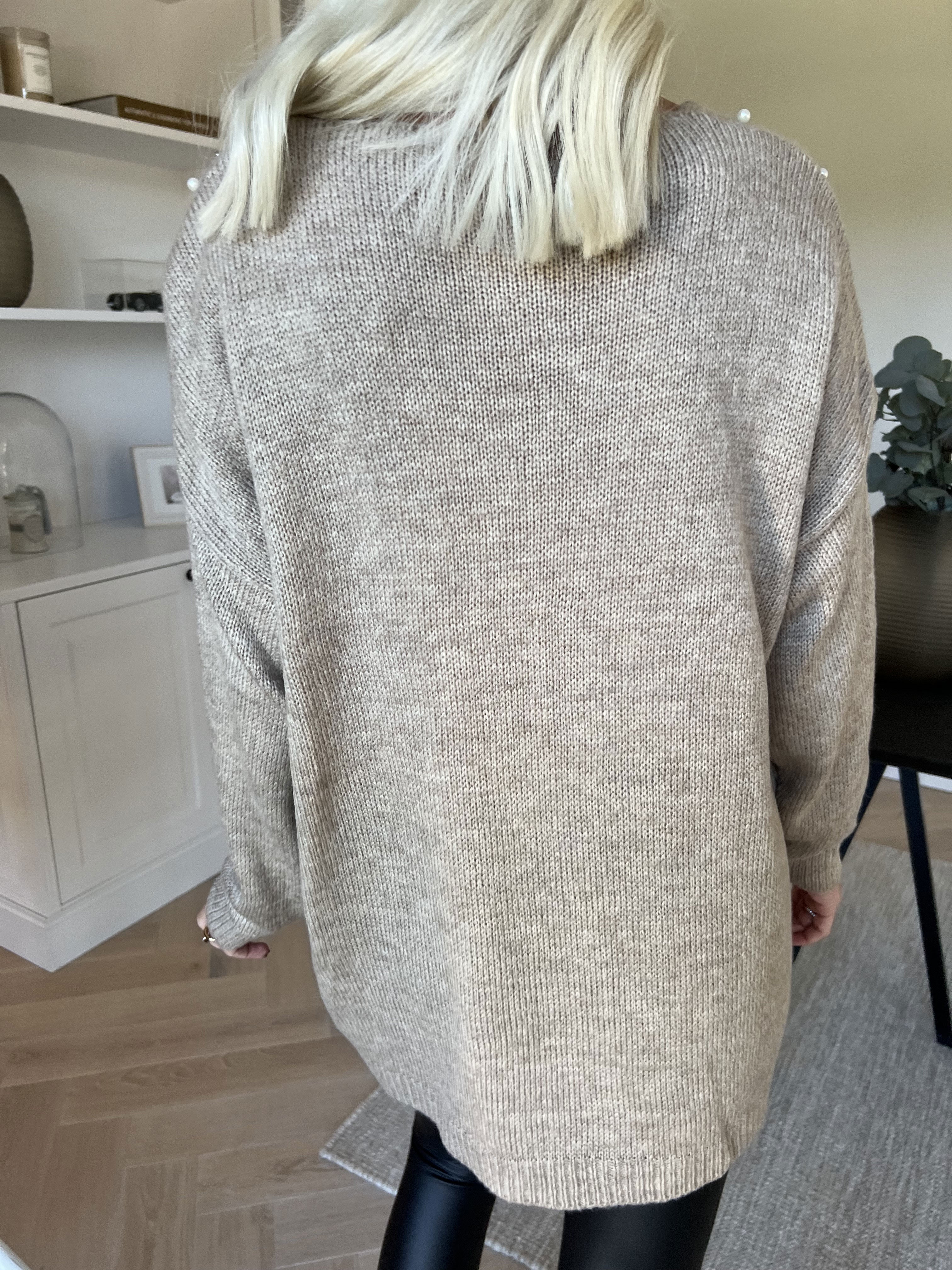 Rydika - Ensfarvet strik pyntet med fine perler