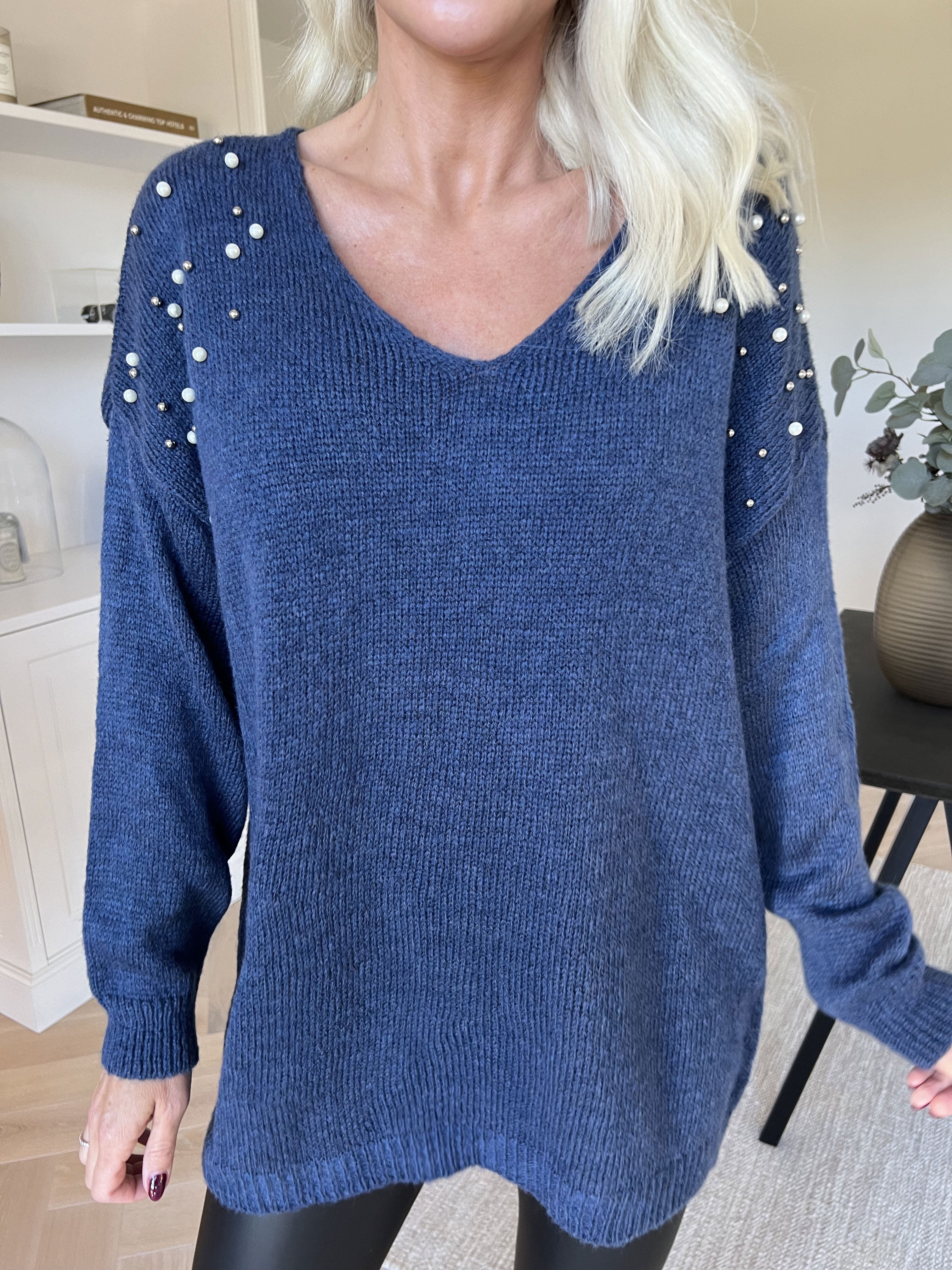 Rydika - Ensfarvet strik pyntet med fine perler