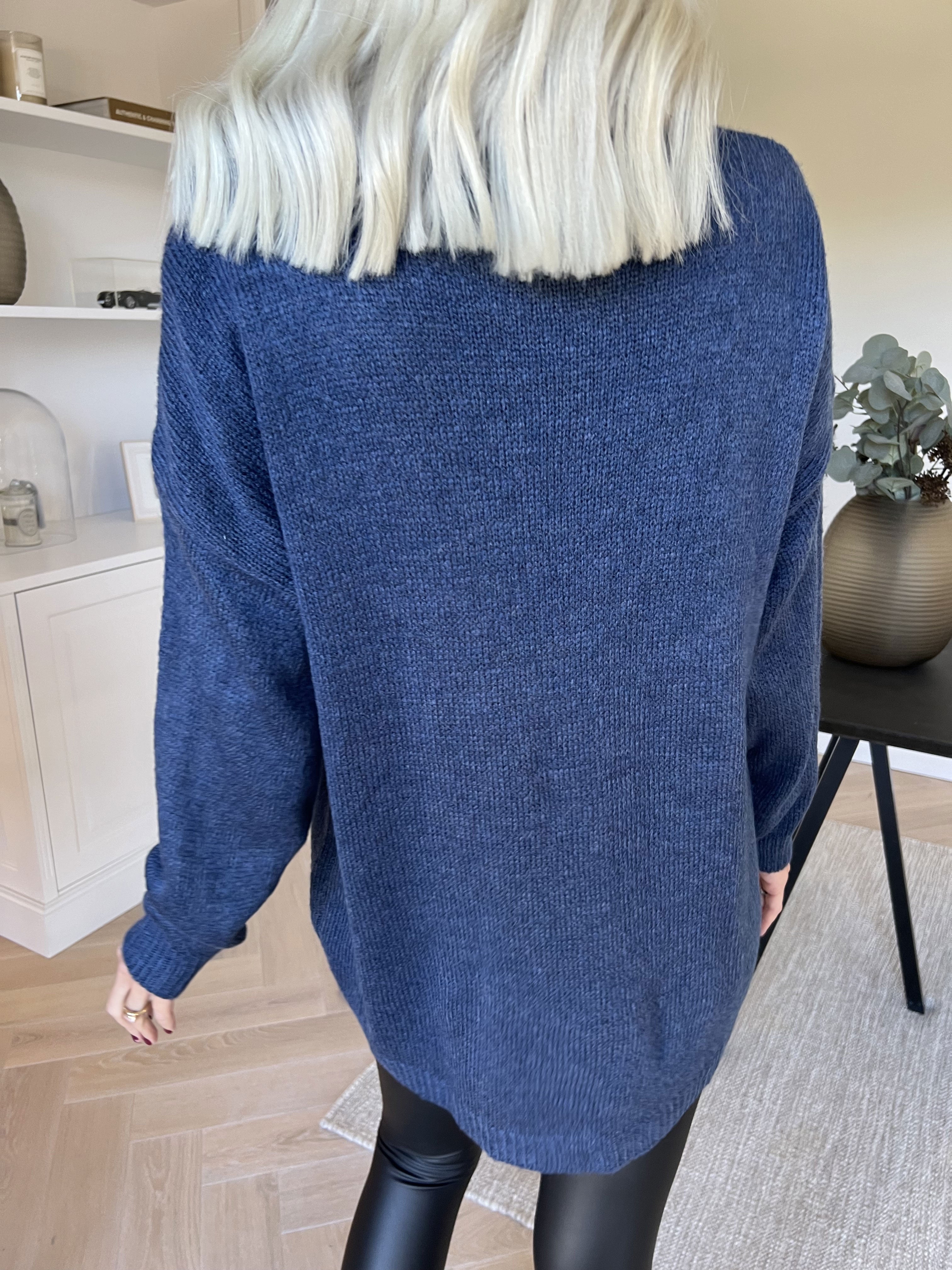 Rydika - Ensfarvet strik pyntet med fine perler