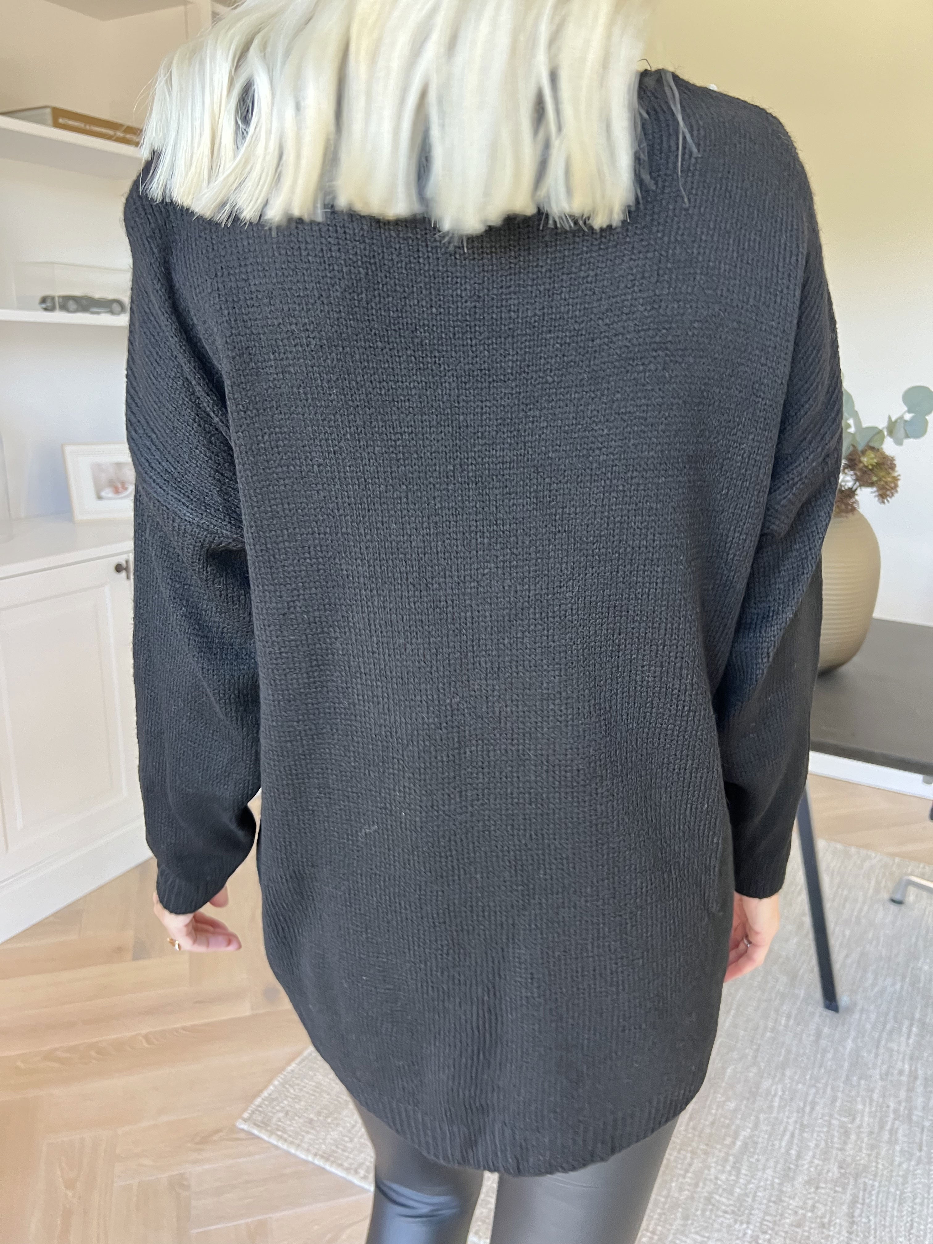 Rydika - Ensfarvet strik pyntet med fine perler