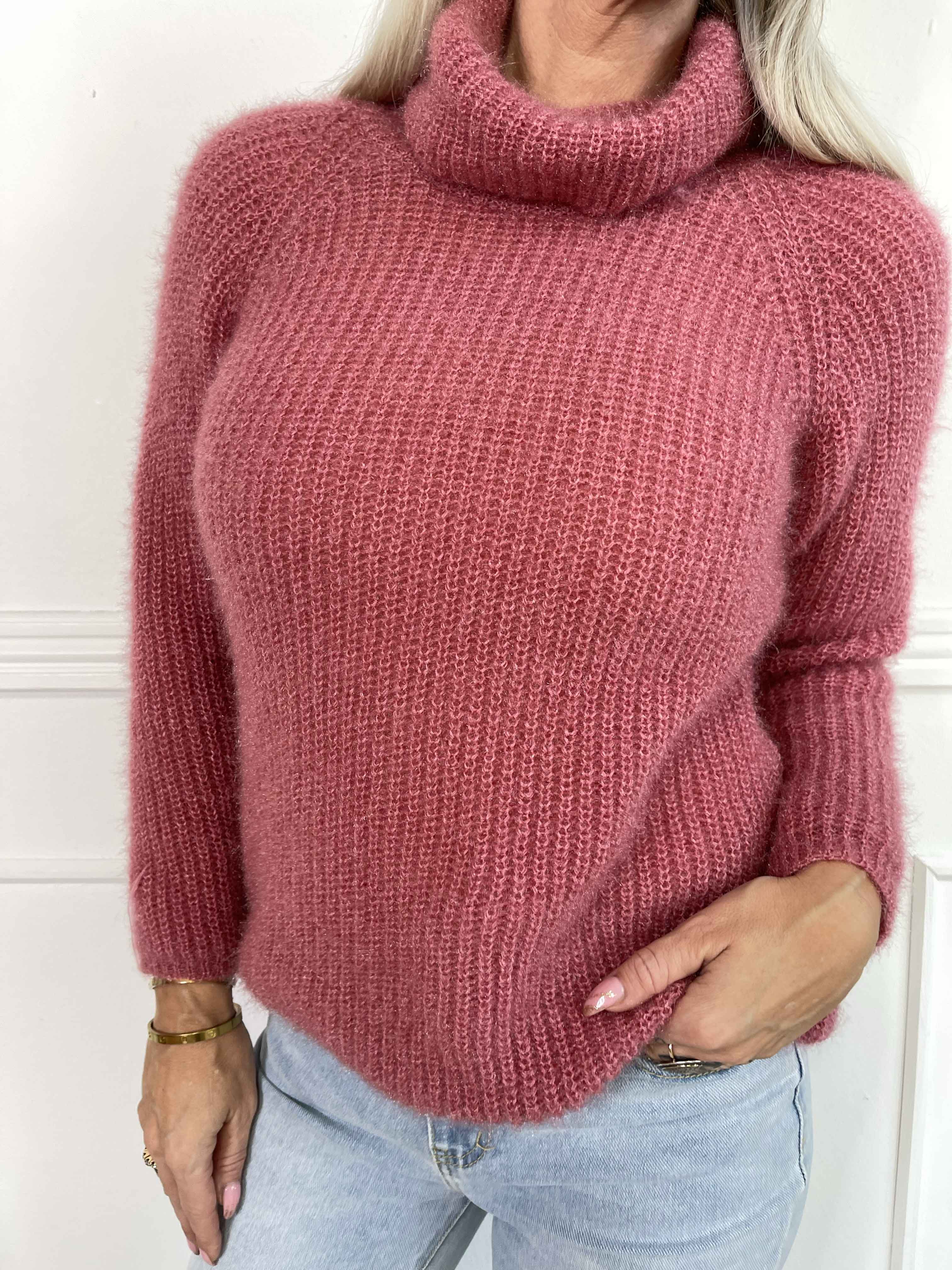 Rylie - Fluffy striktrøje med rullekrave