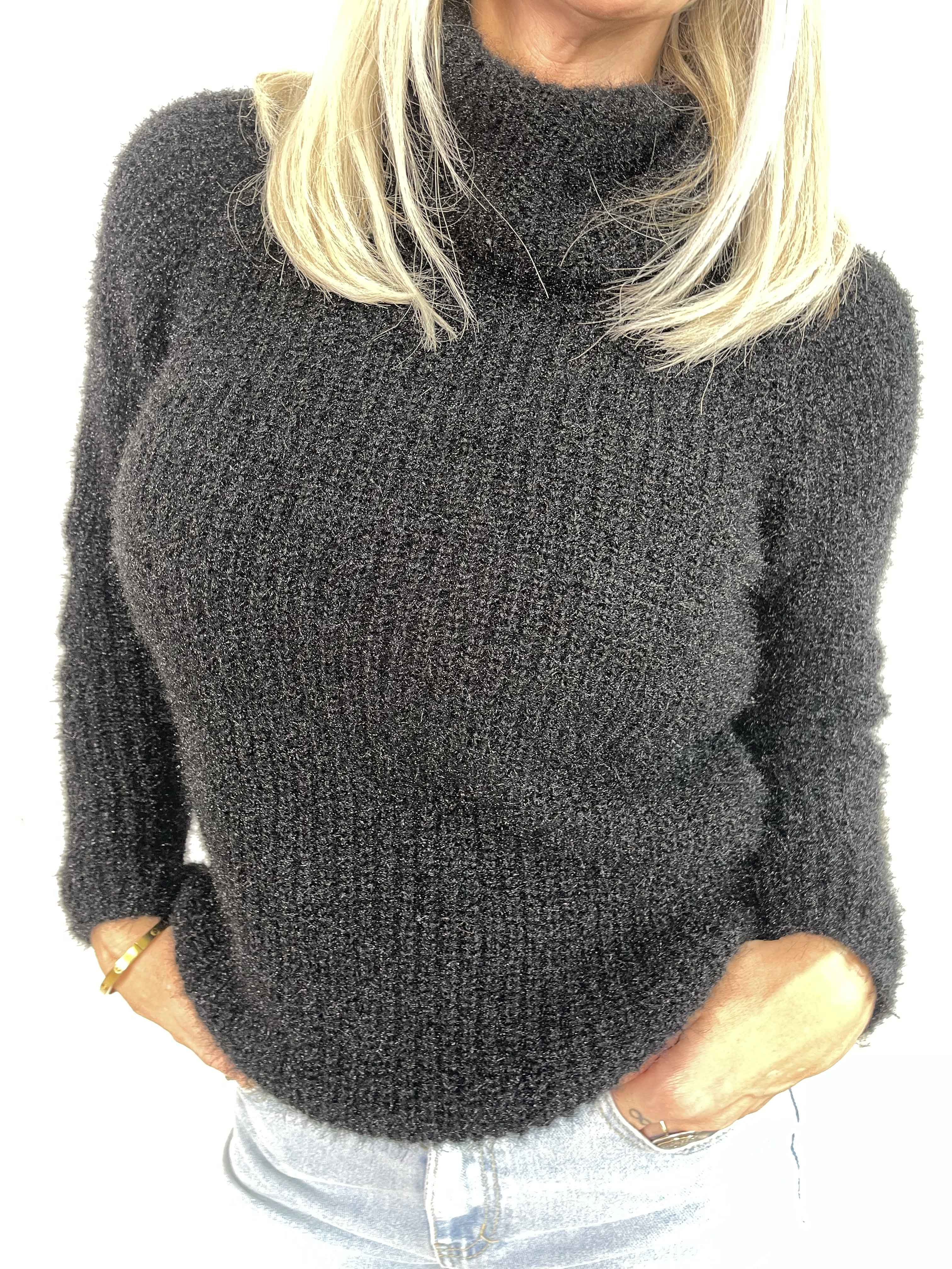 Rylie - Fluffy striktrøje med rullekrave