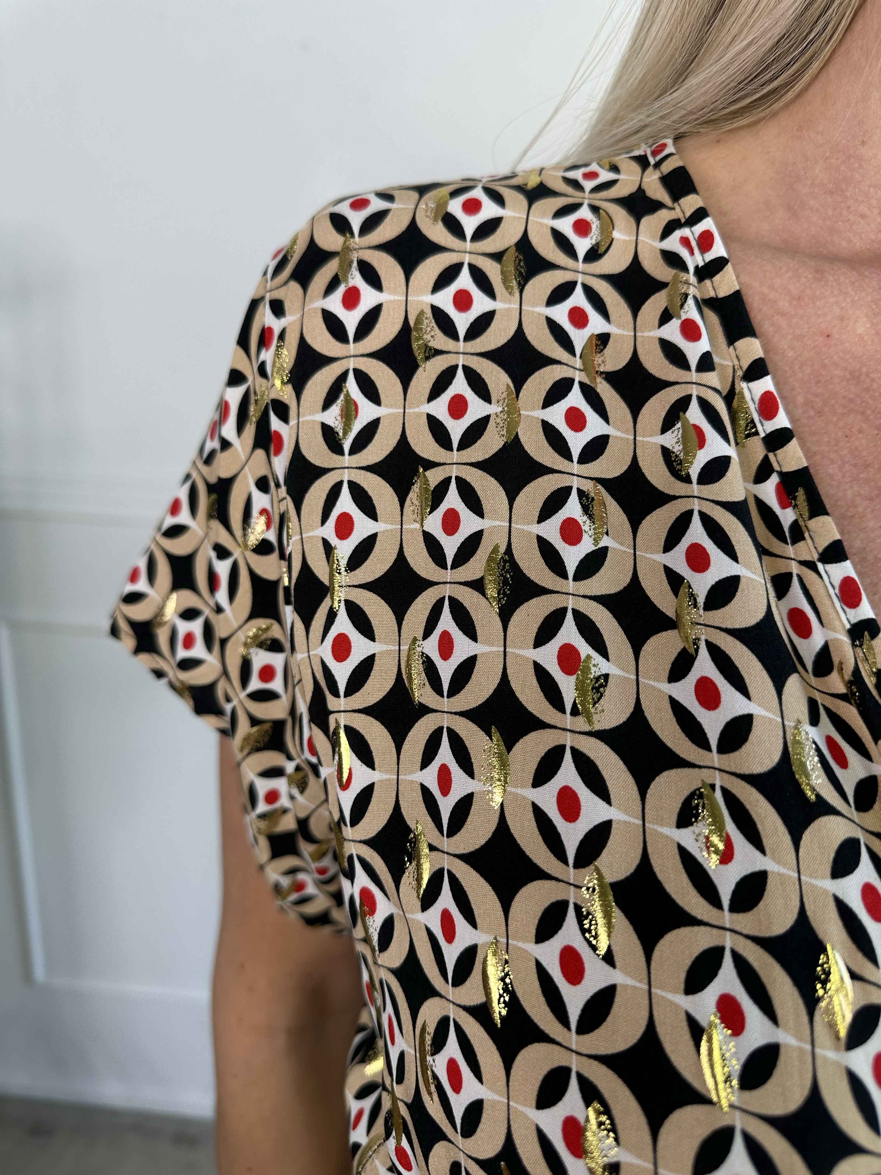 Sadie - Sød mønstret kjole i viskose med guld detaljer