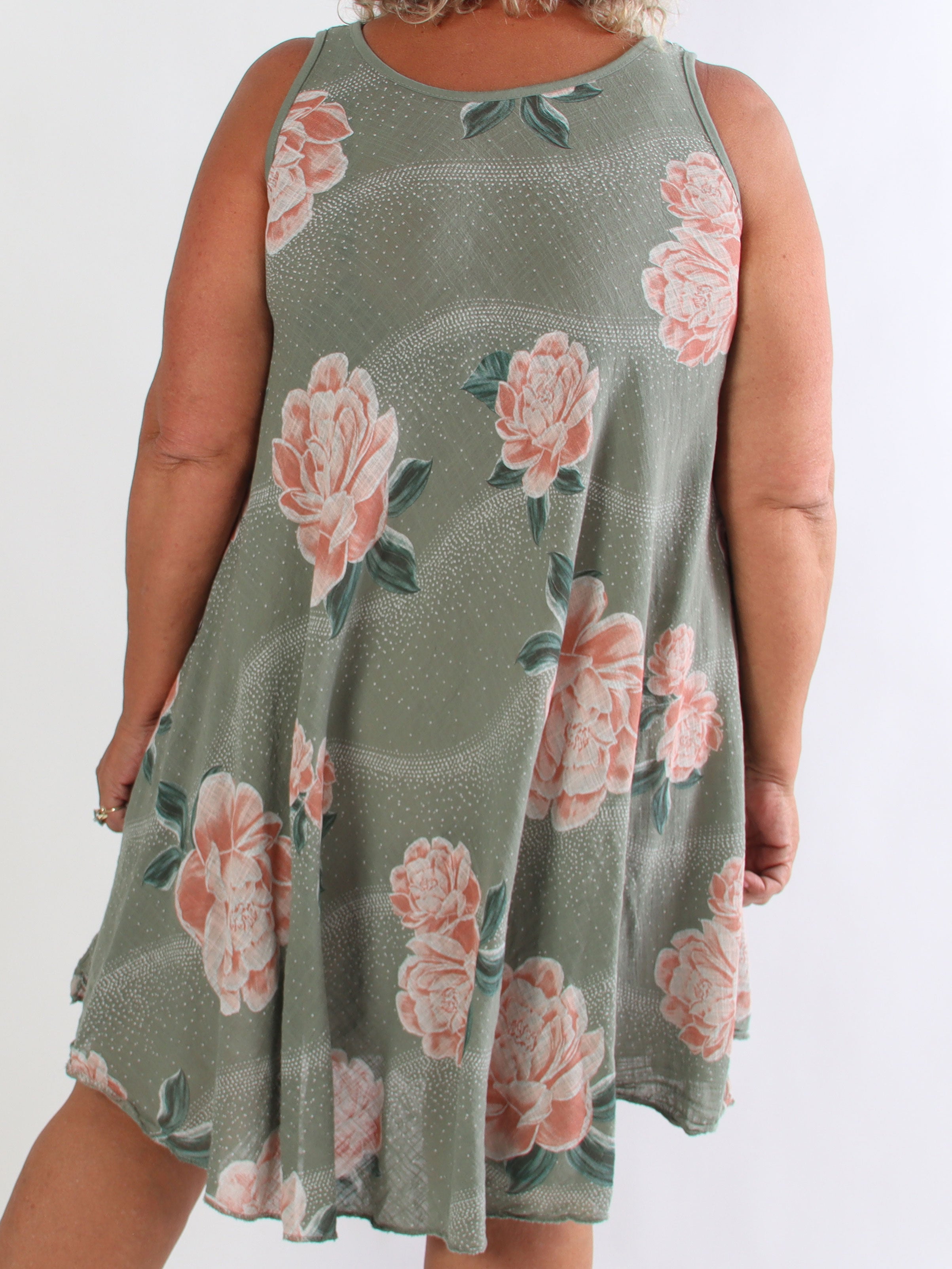 Safina - Plus size sommerkjole i hørlignende bomuld med rosemotiver