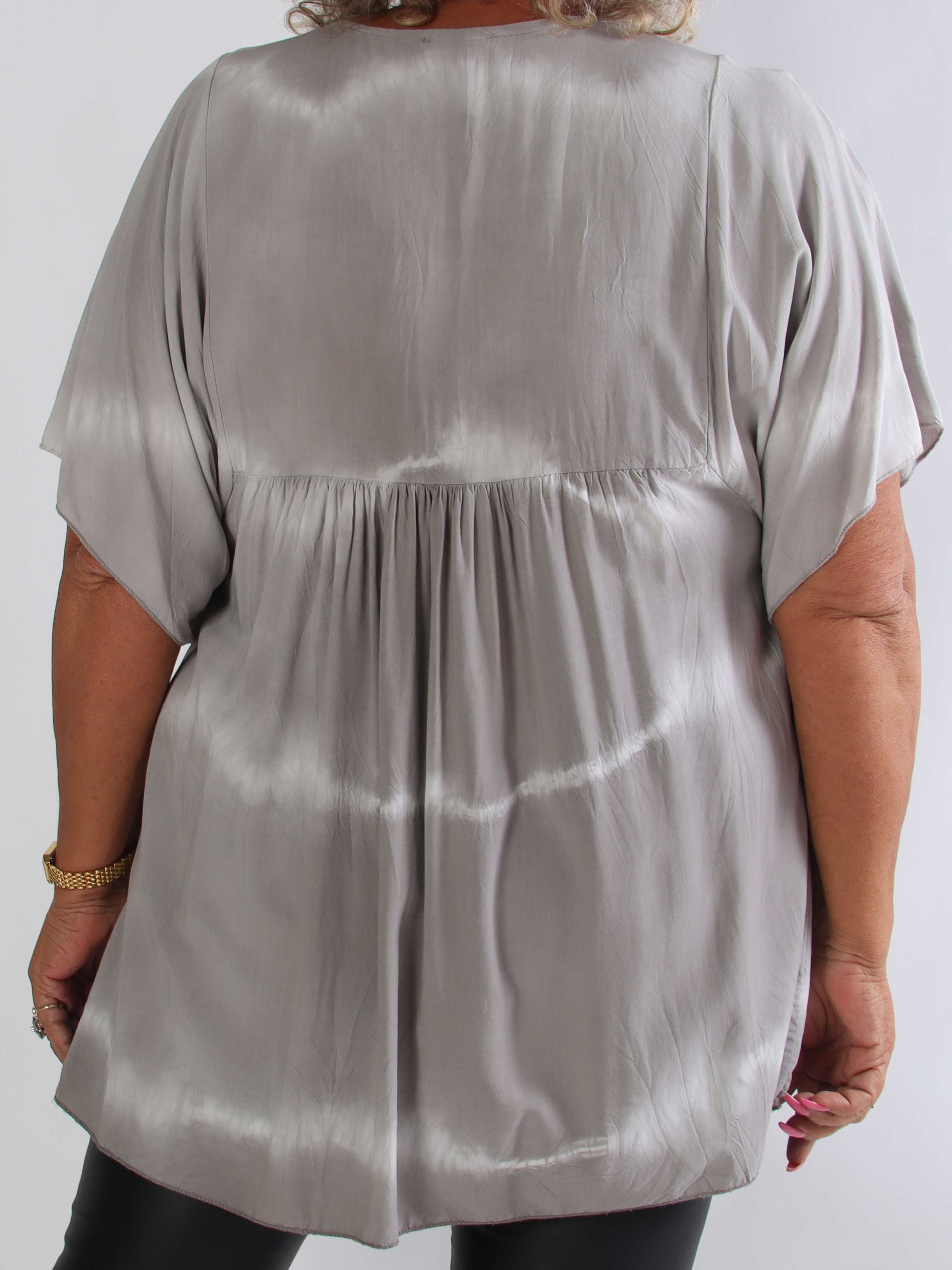 Safira Shirt - Blød plus size tunikabluse i bomuld med flot batikmønster