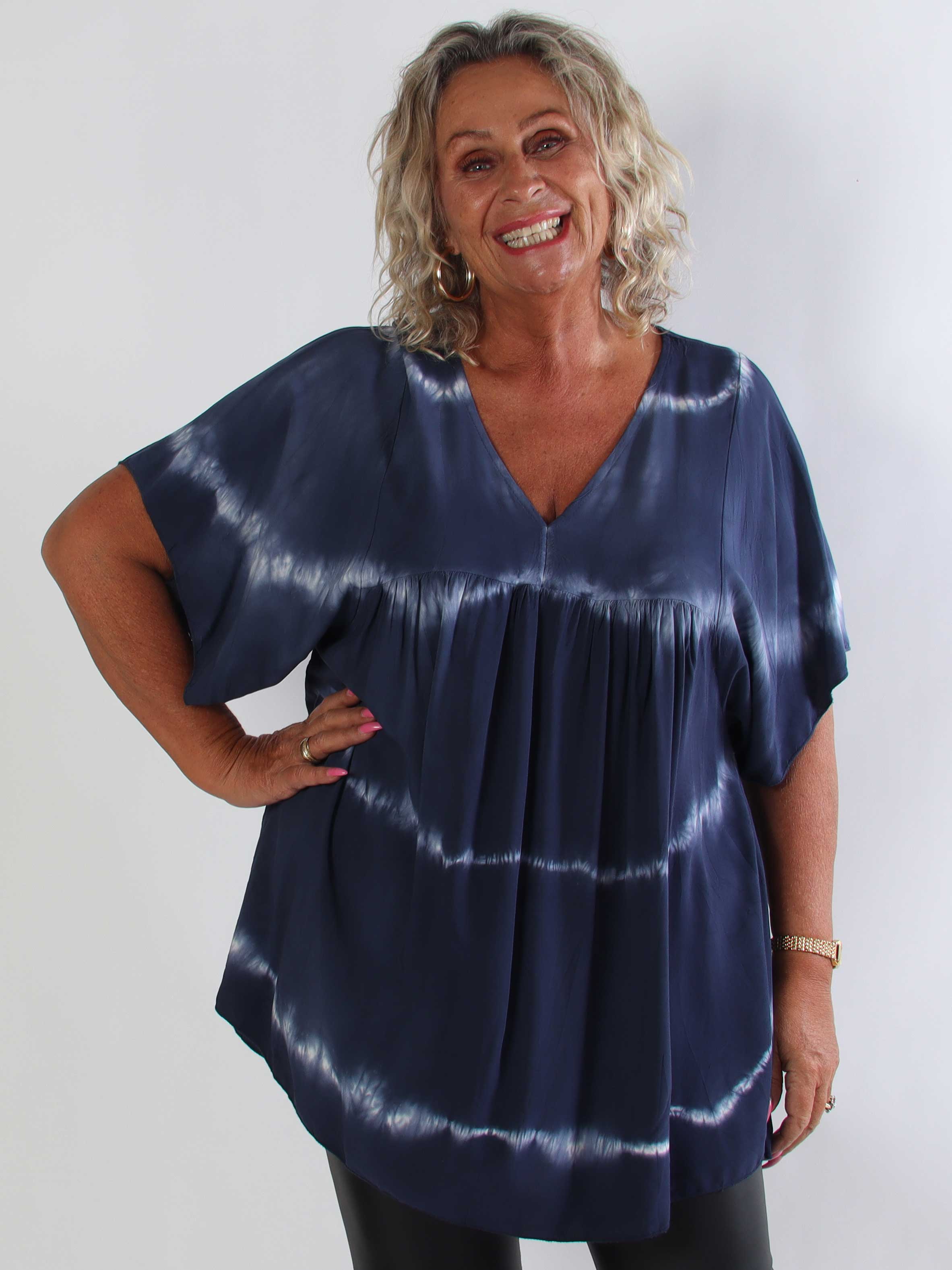 Safira Shirt - Blød plus size tunikabluse i bomuld med flot batikmønster