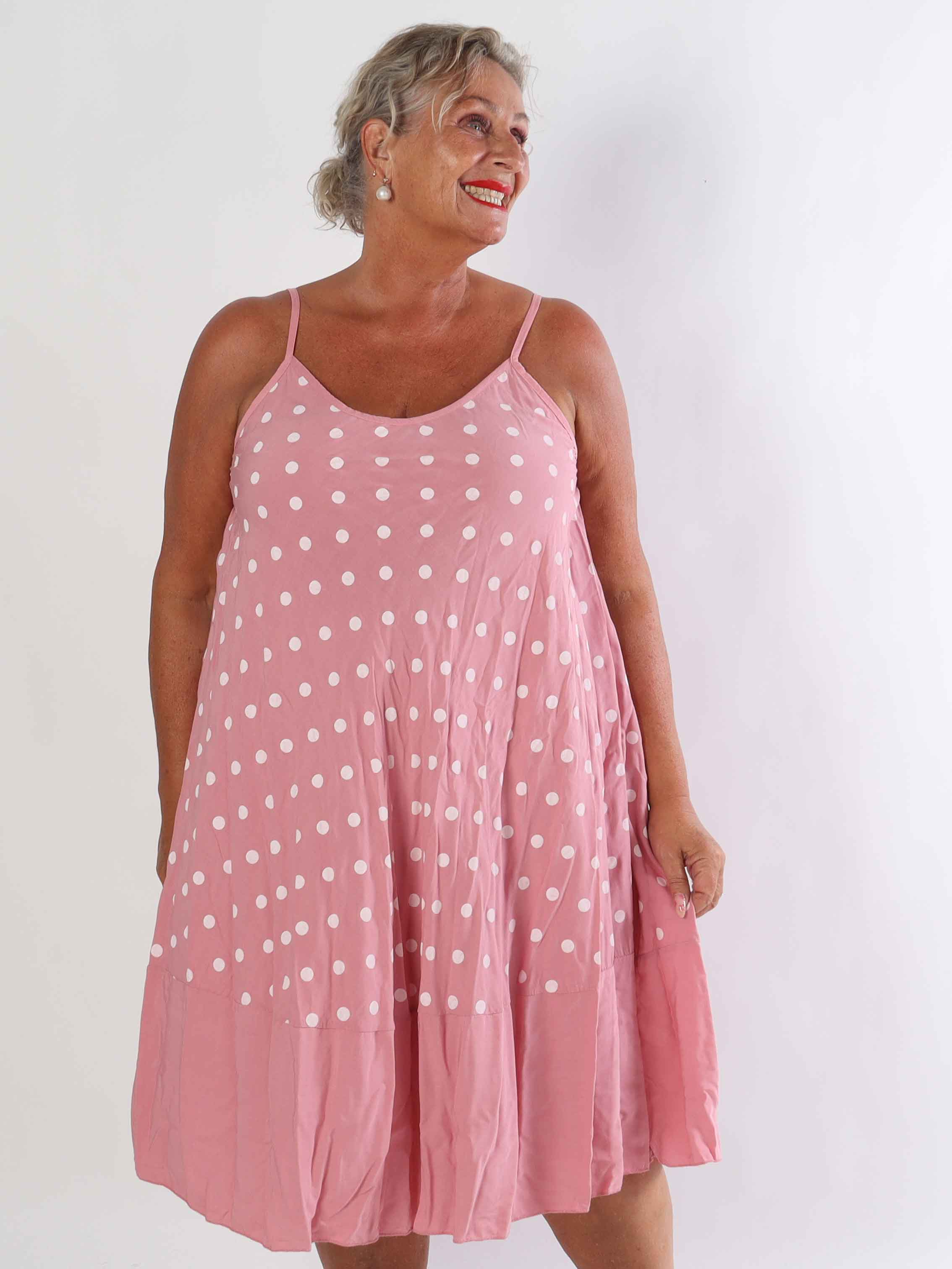 Sahra - Plus size kjole i viskosestof med prikker og tynde stropper