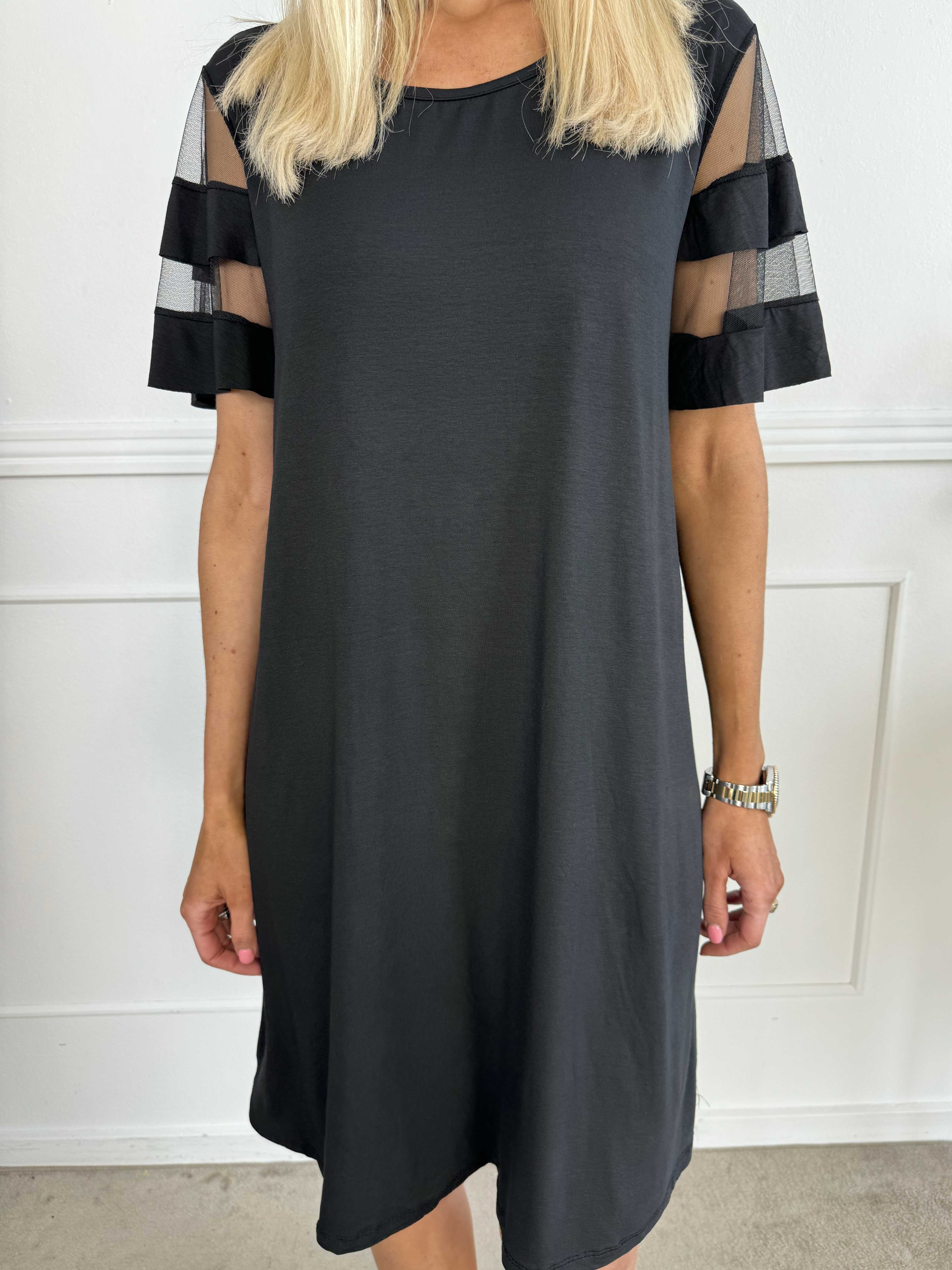 Sakina - T-shirt kjole med fine ærmer