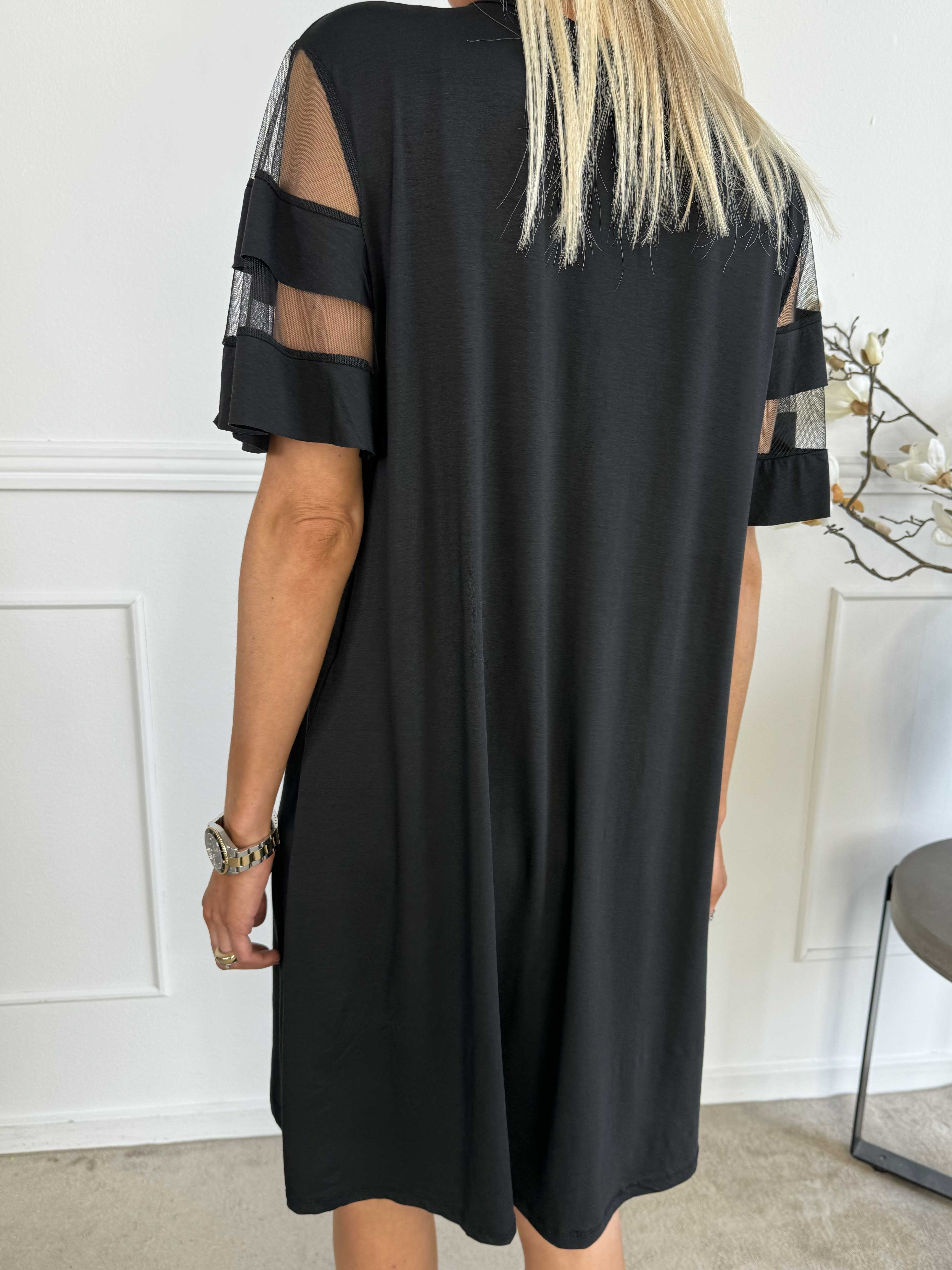 Sakina - T-shirt kjole med fine ærmer