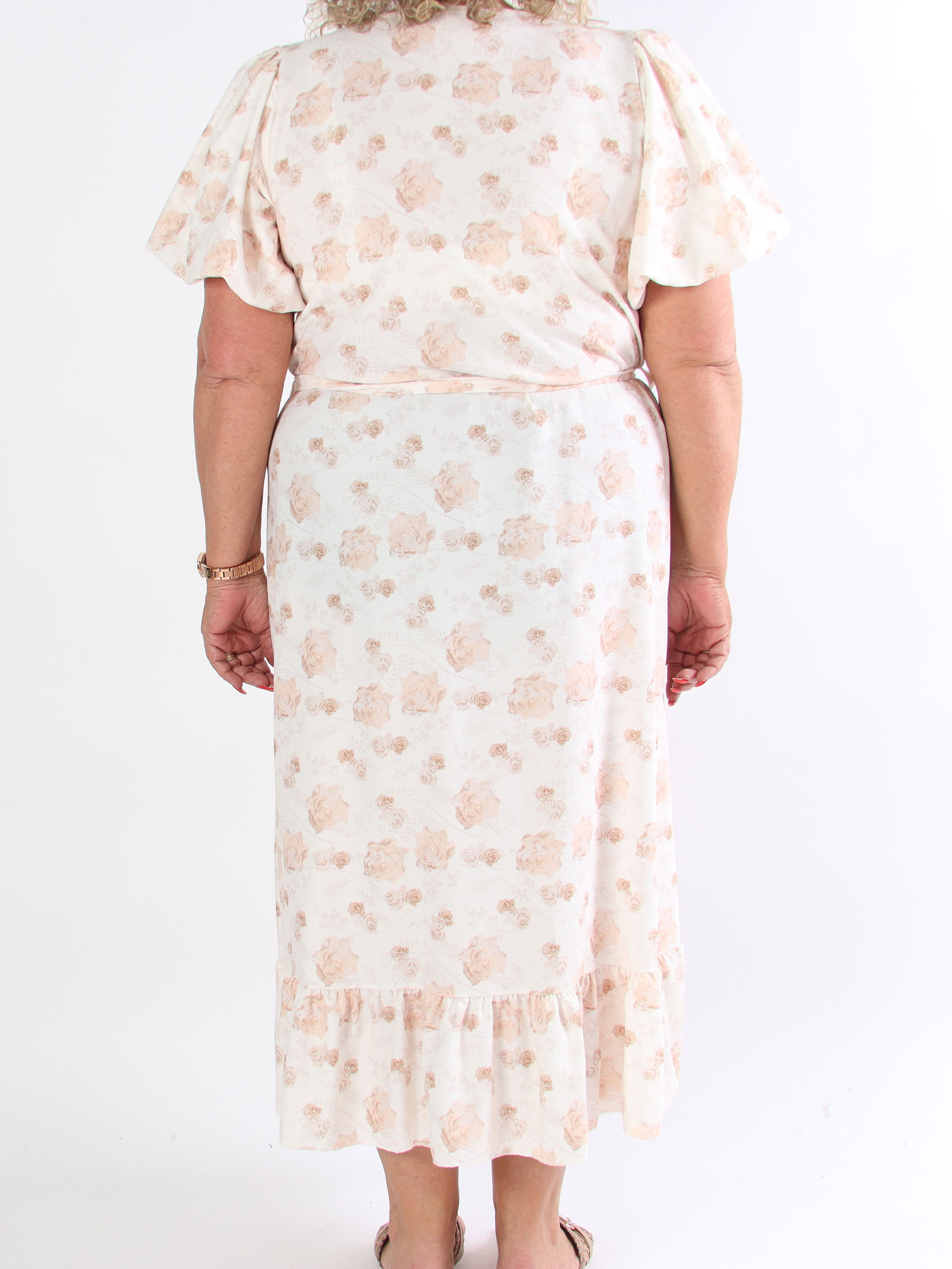 Sakira - Sød plus size kjole i blomsterprint med pufærmer