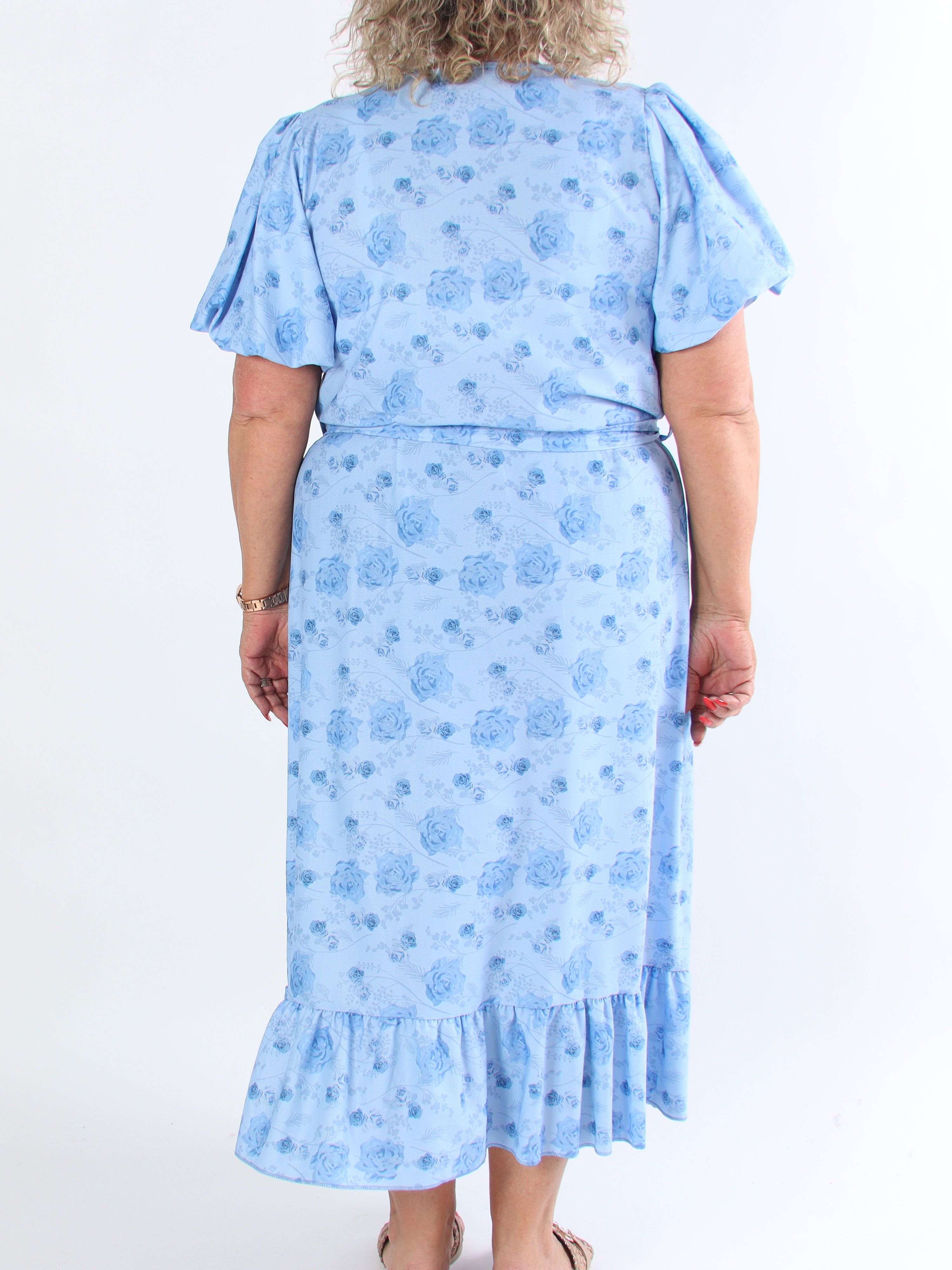 Sakira - Sød plus size kjole i blomsterprint med pufærmer