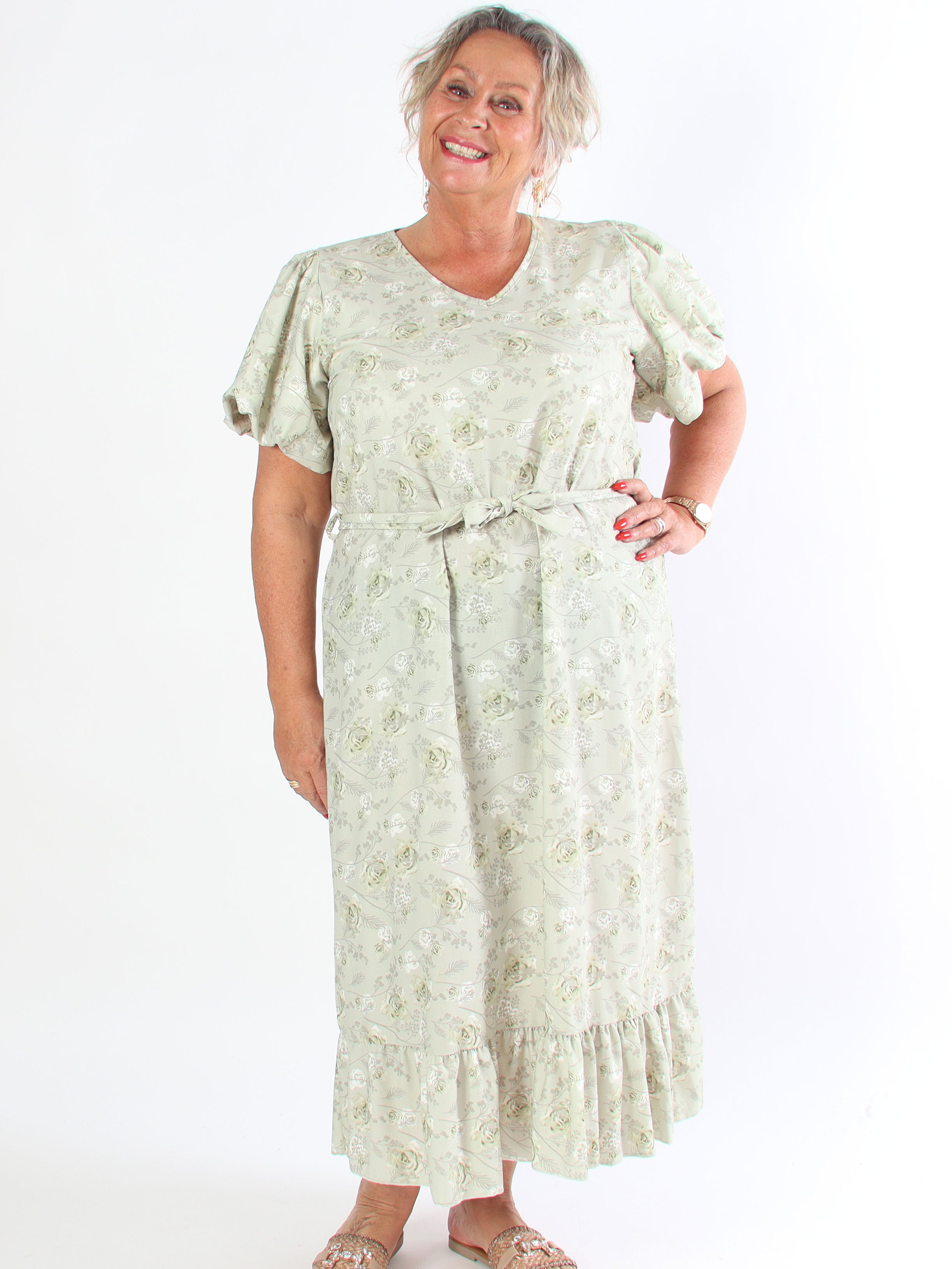 Sakira - Sød plus size kjole i blomsterprint med pufærmer