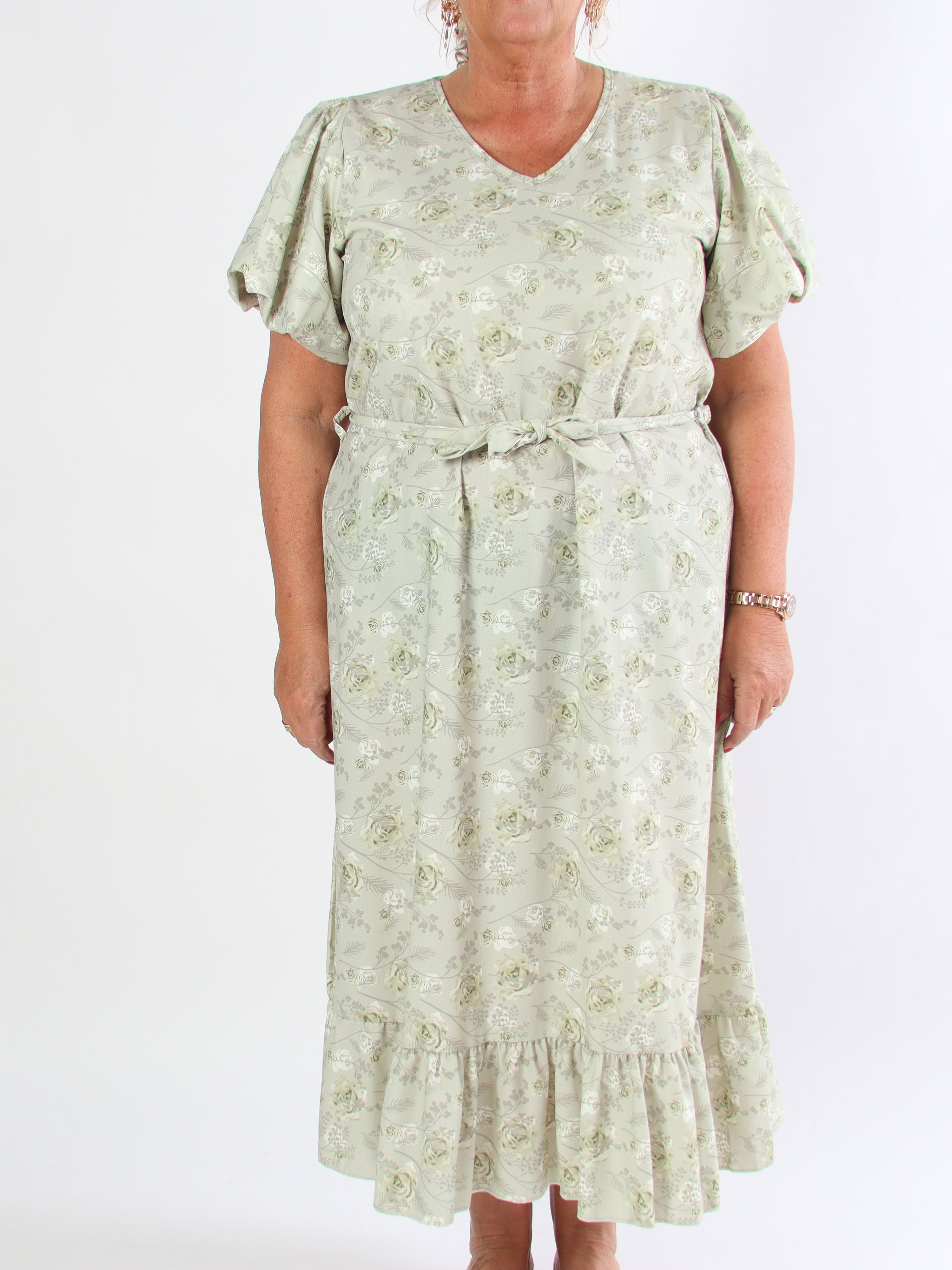 Sakira - Sød plus size kjole i blomsterprint med pufærmer