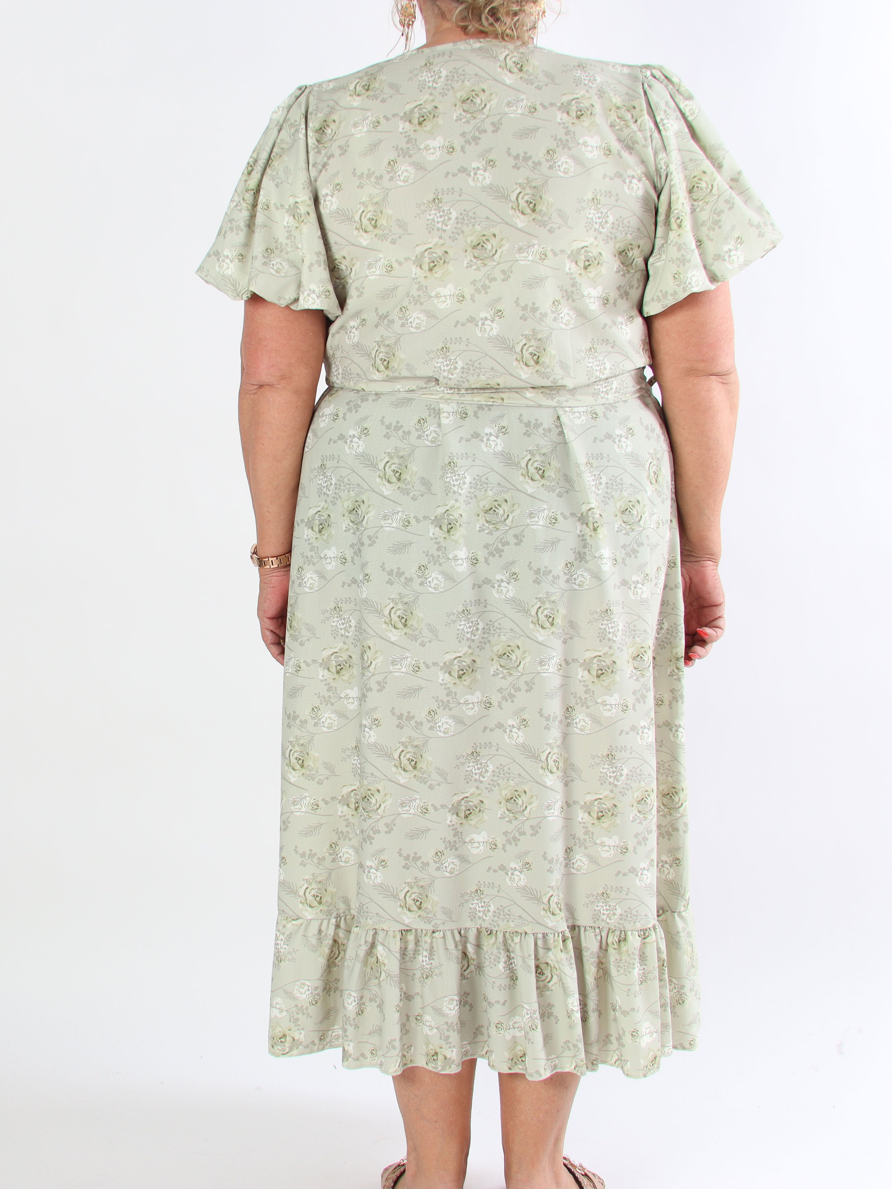 Sakira - Sød plus size kjole i blomsterprint med pufærmer