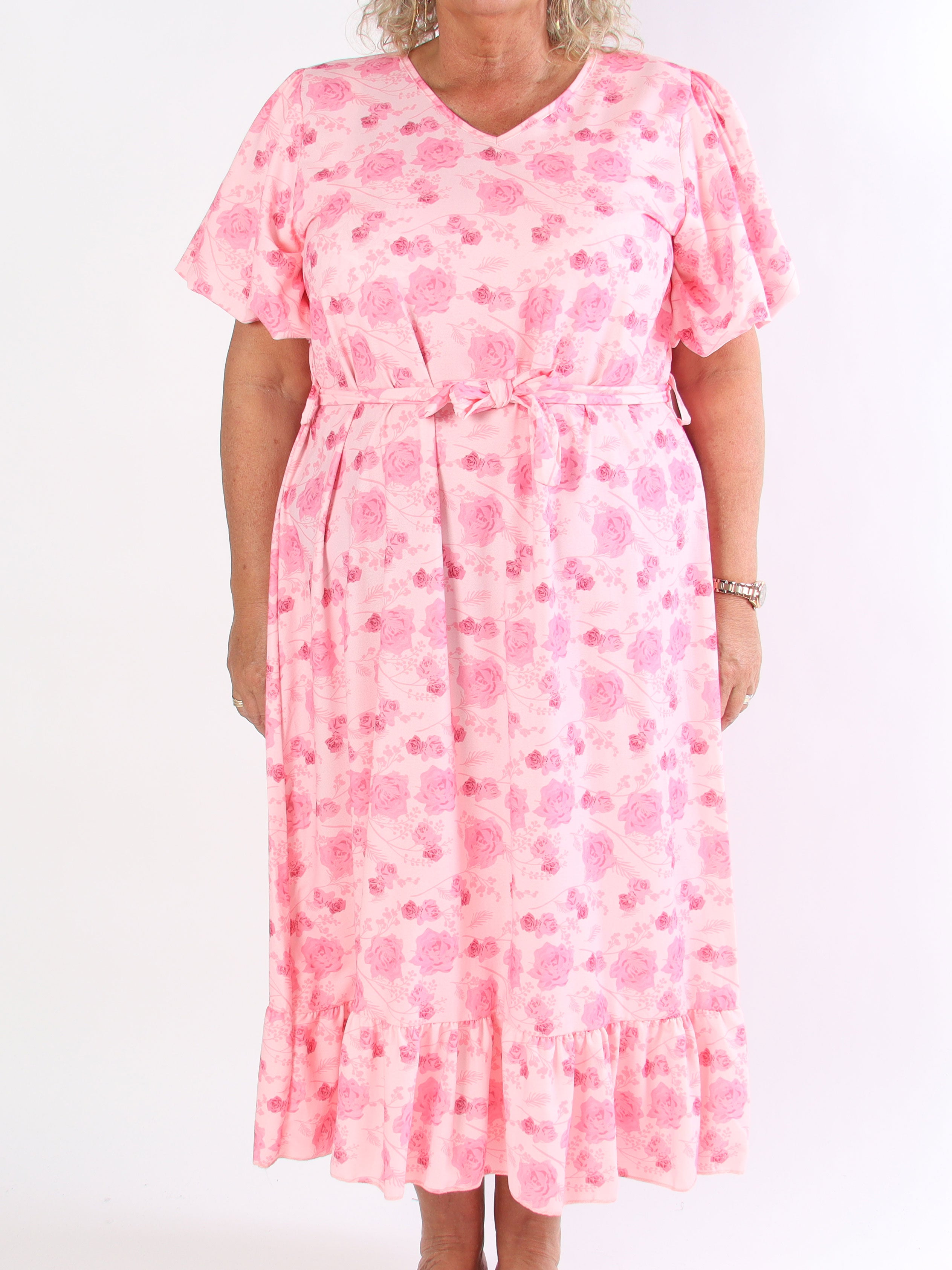 Sakira - Sød plus size kjole i blomsterprint med pufærmer