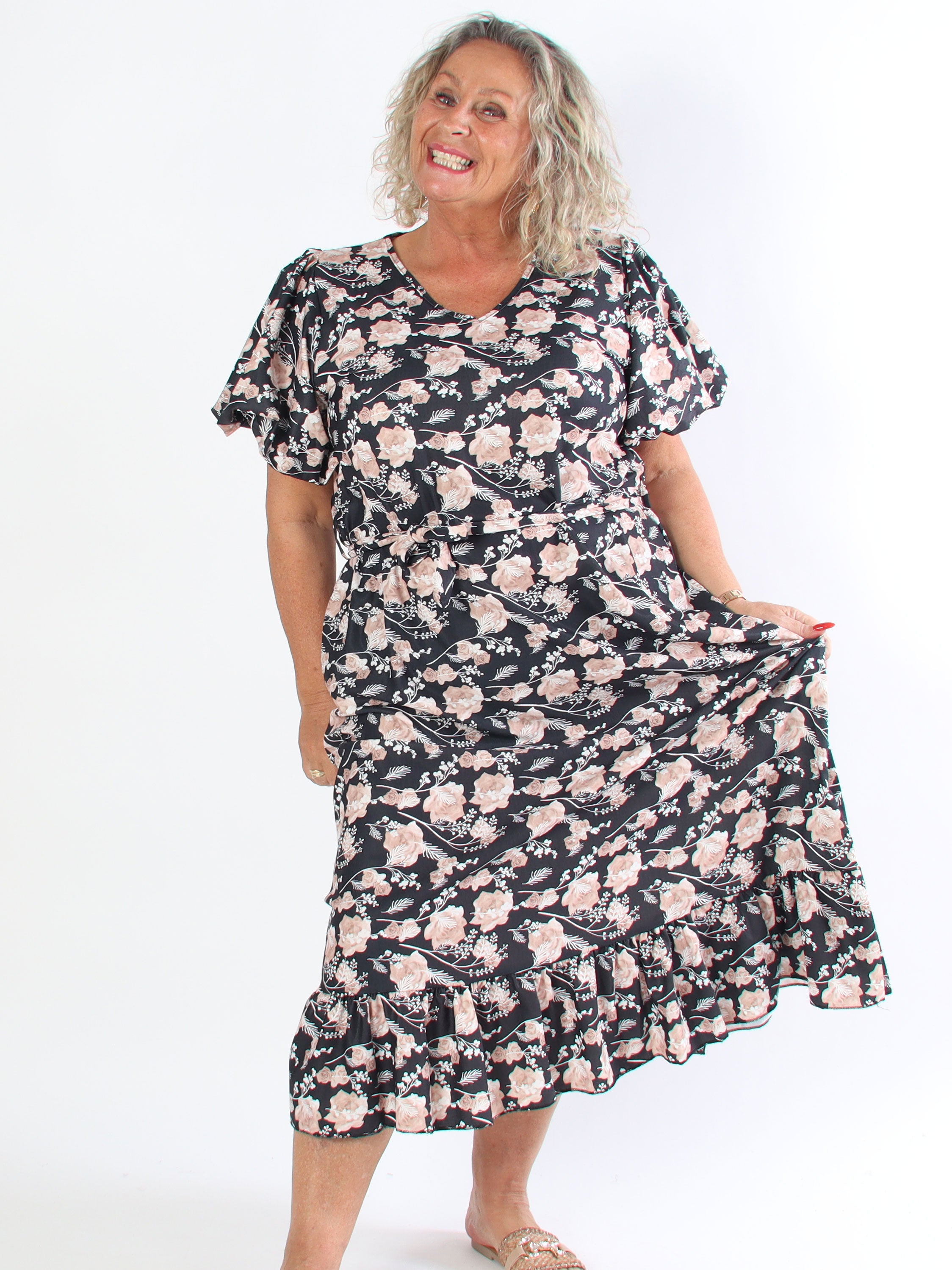 Sakira - Sød plus size kjole i blomsterprint med pufærmer