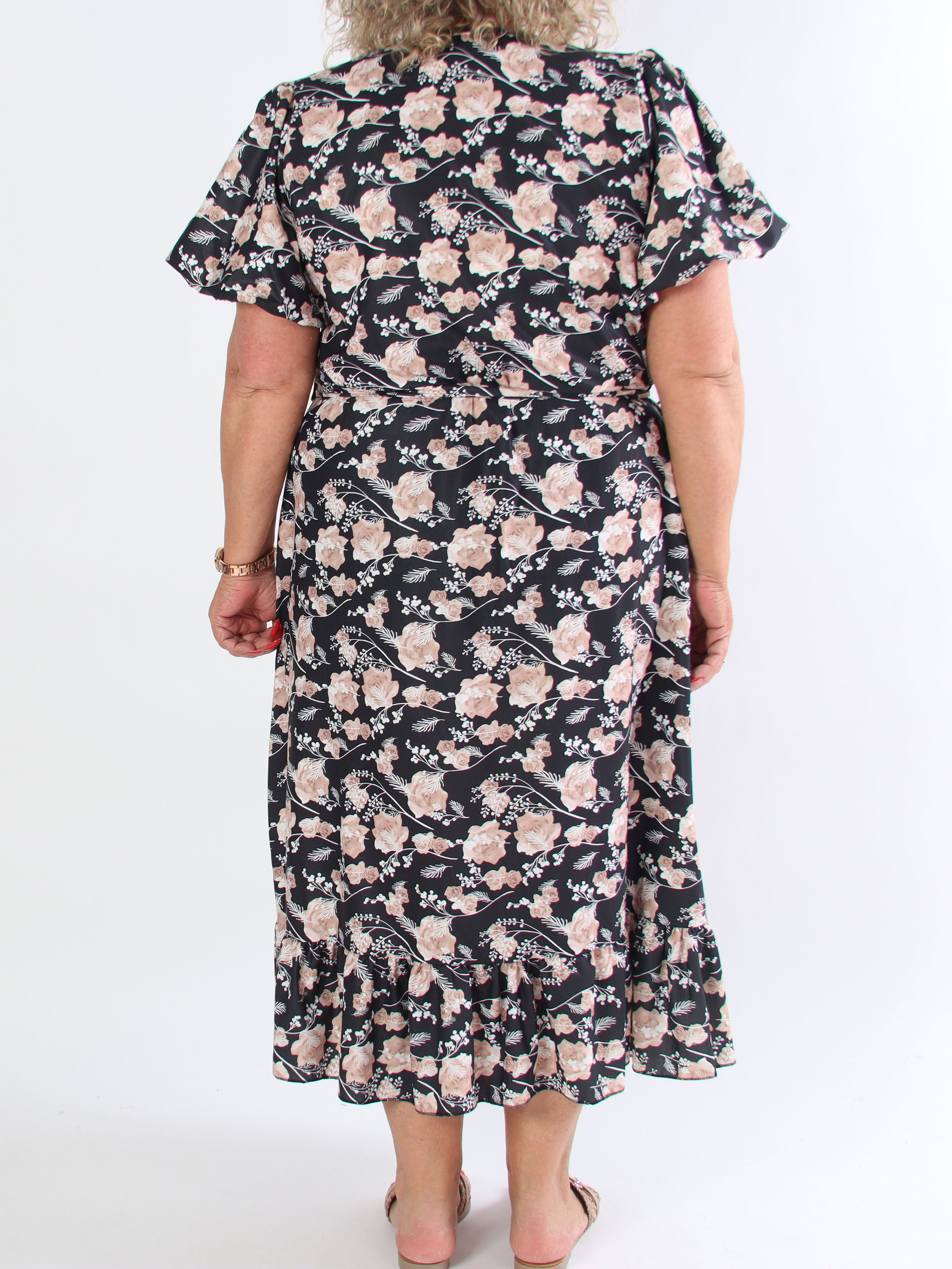 Sakira - Sød plus size kjole i blomsterprint med pufærmer