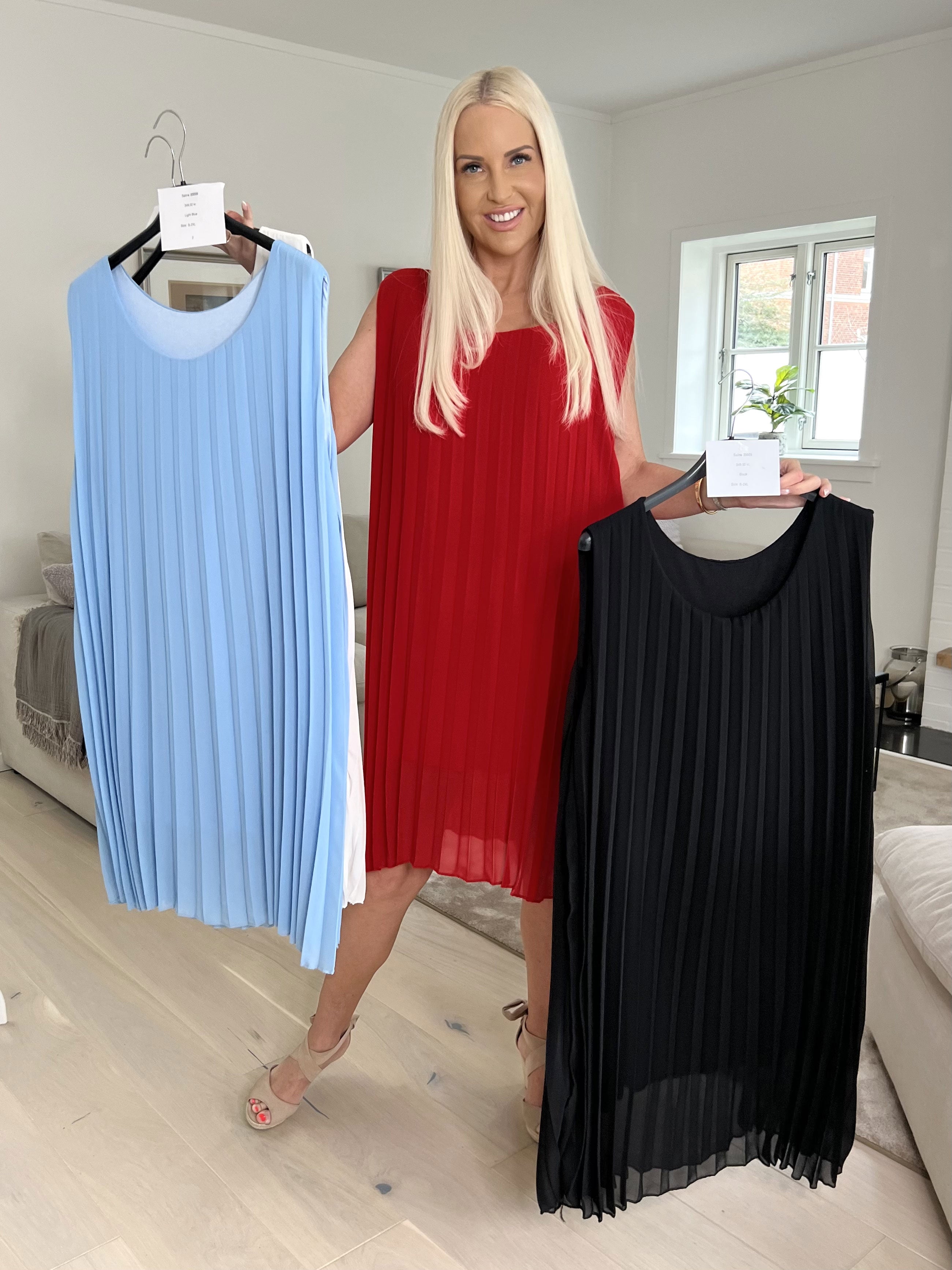 Saline - Sød kjole i plisseret chiffon uden ærmer