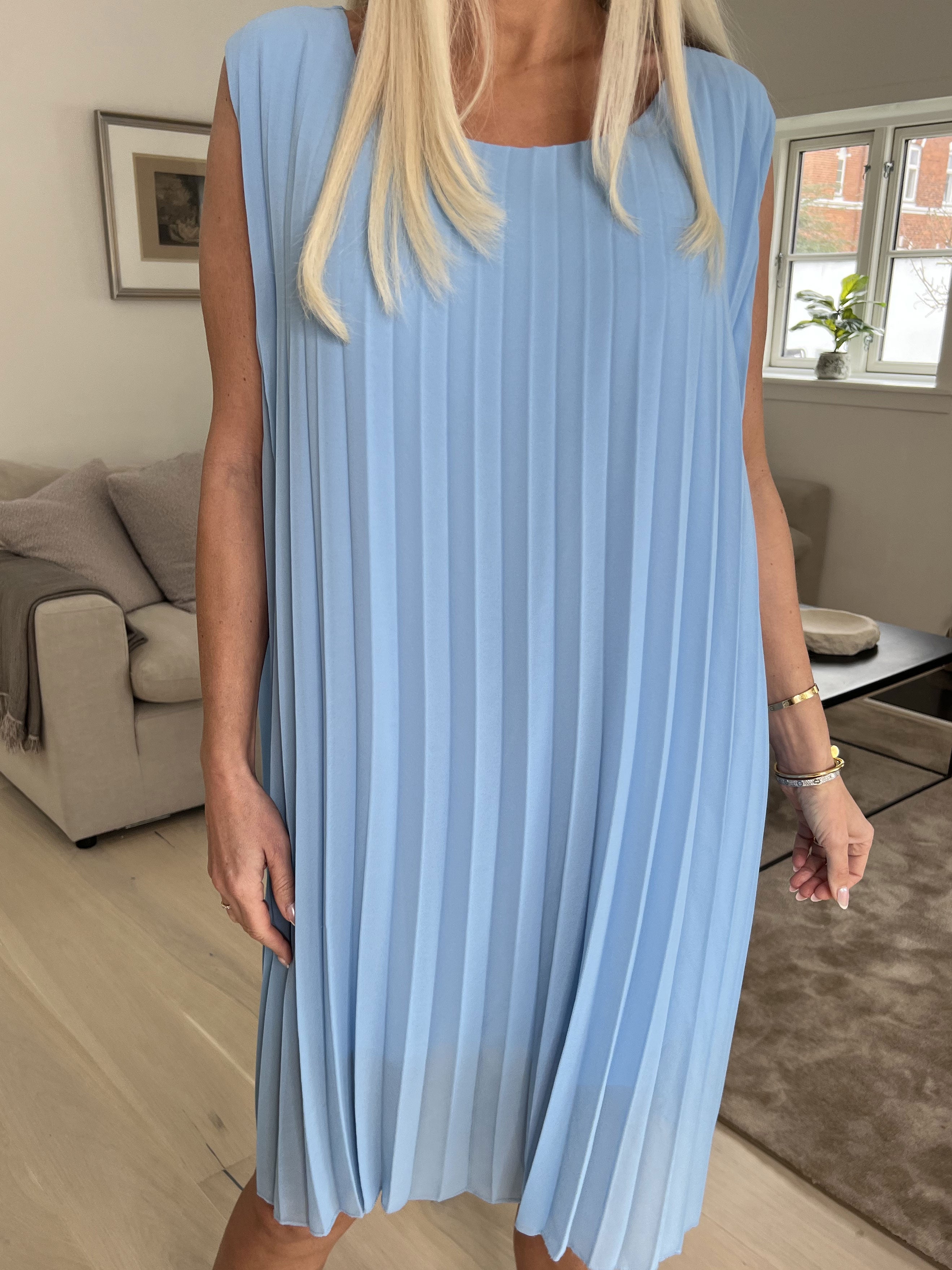 Saline - Sød kjole i plisseret chiffon uden ærmer