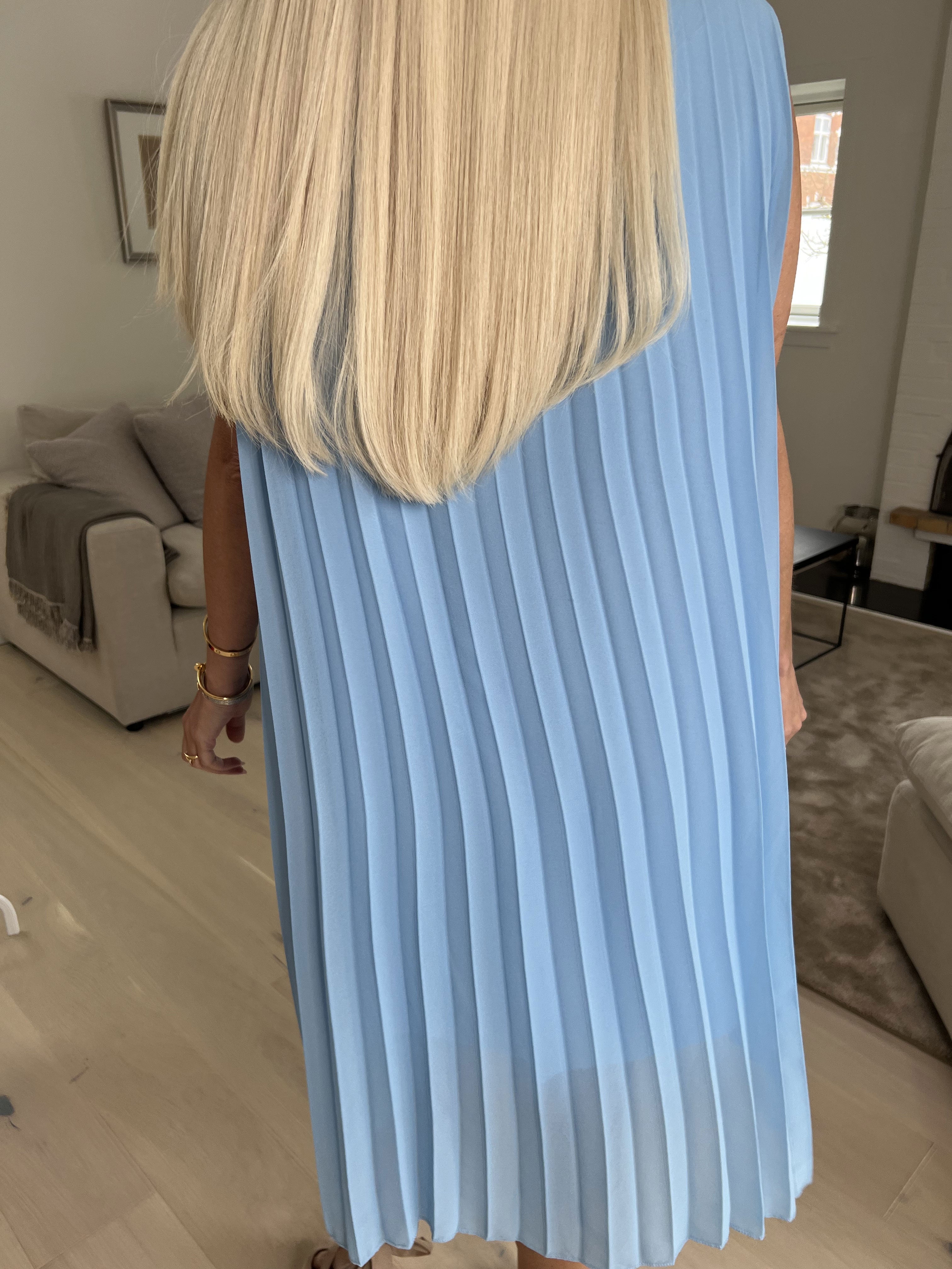 Saline - Sød kjole i plisseret chiffon uden ærmer