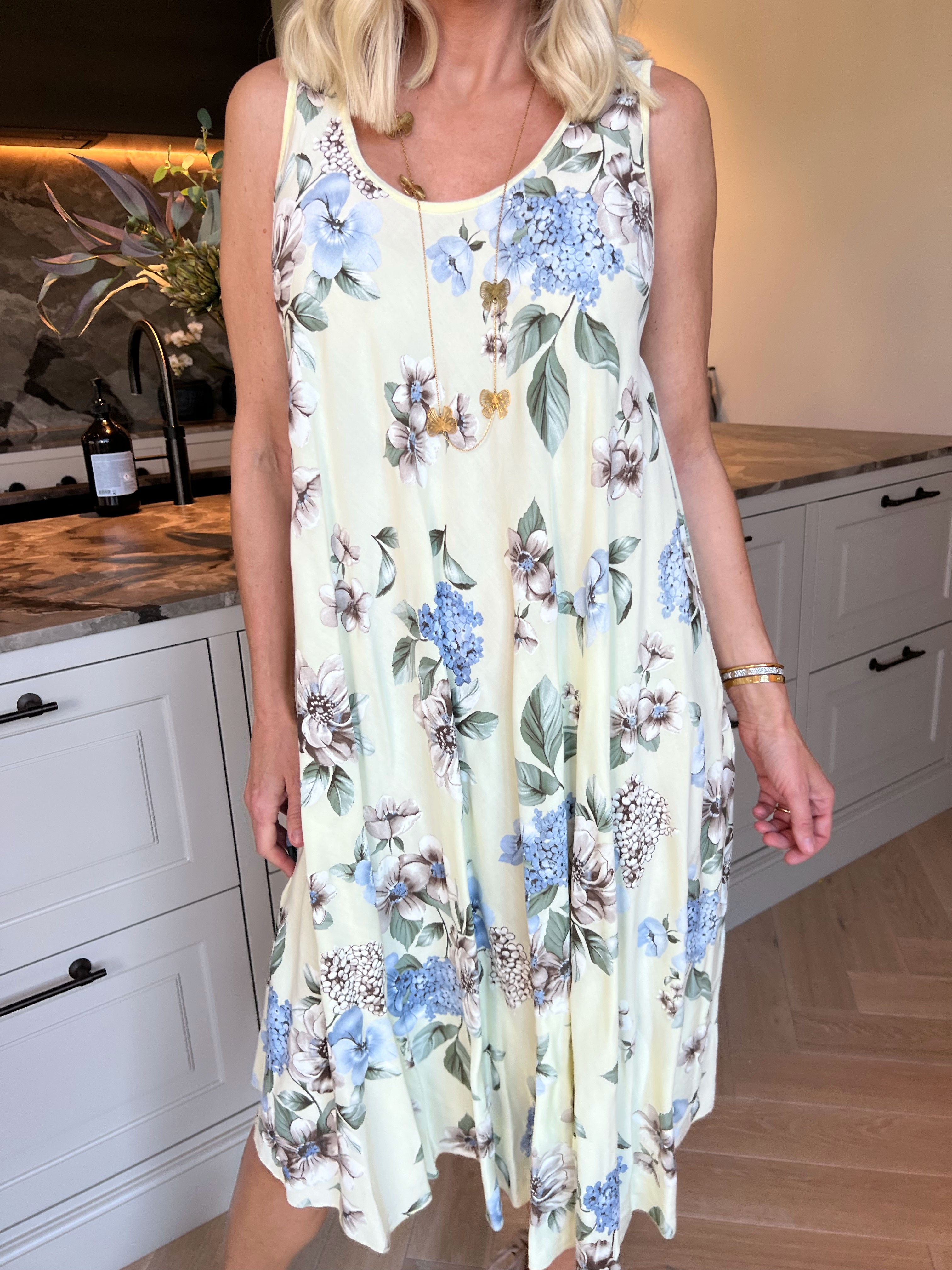Saline - Sød sommerkjole i viskose med blomsterprint