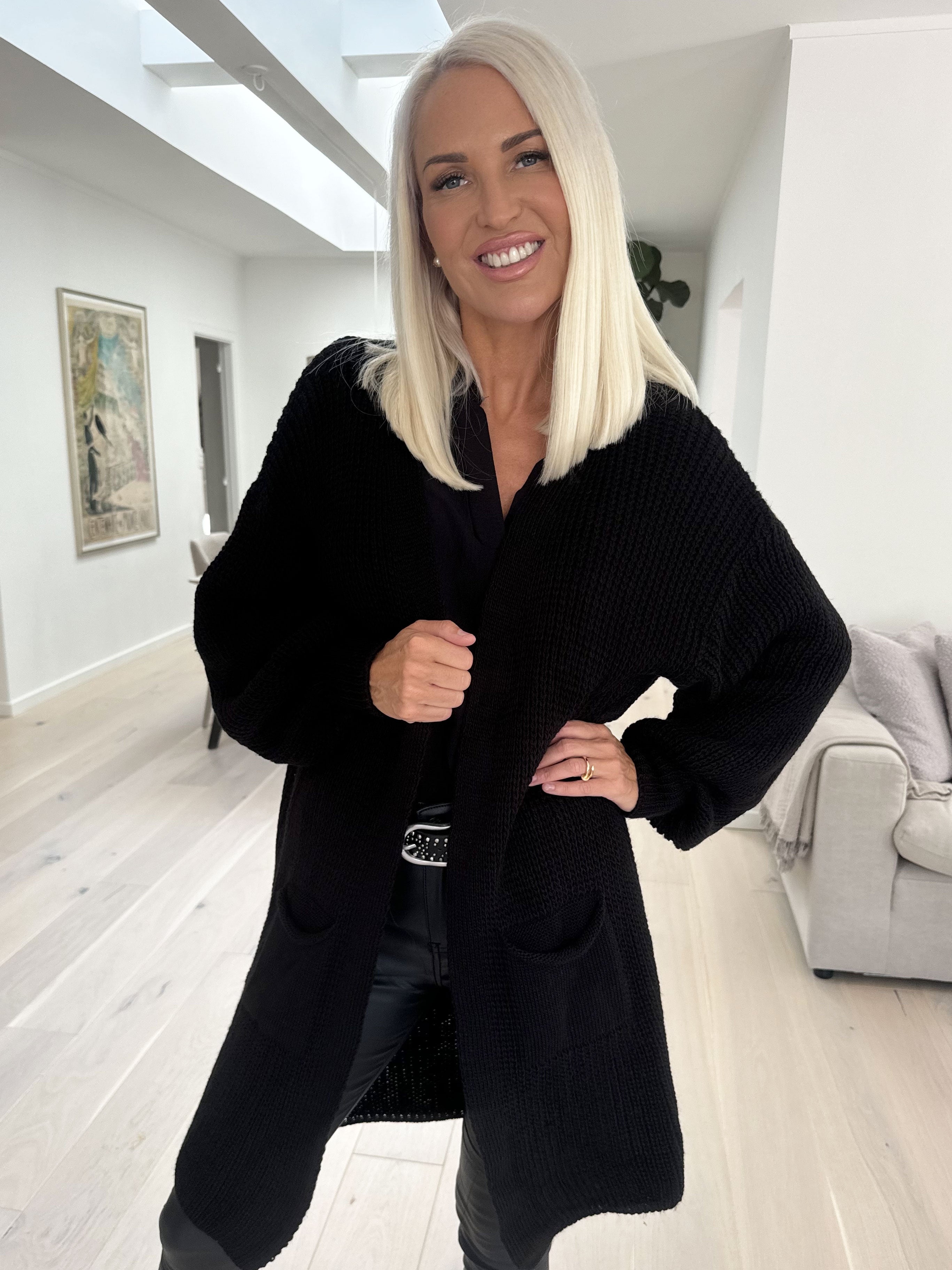 Sally Midi - Lækker strikcardigan med ballonærmer og lommer