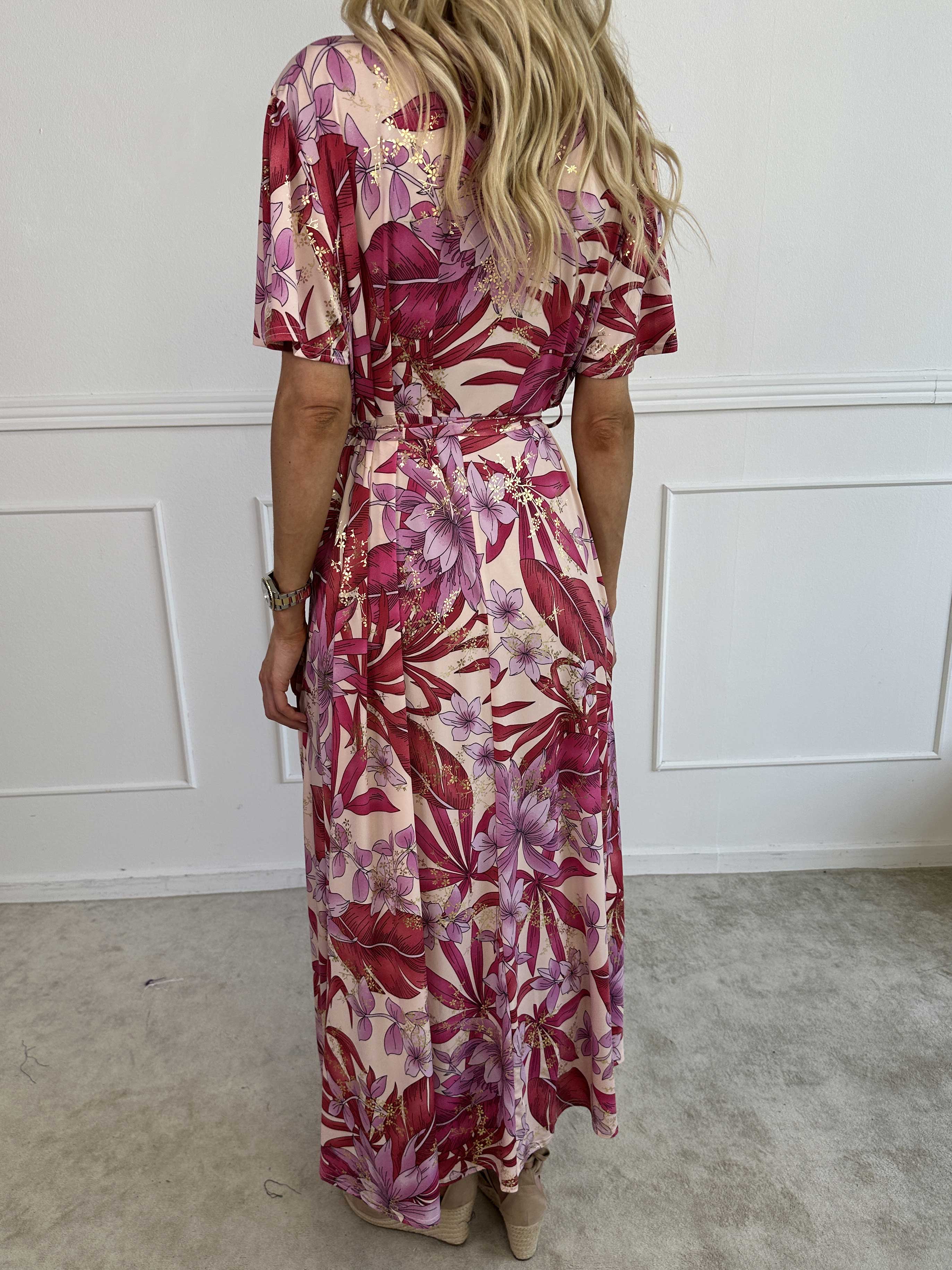 Sansa - Lang elastisk blomstret kjole med bindebånd