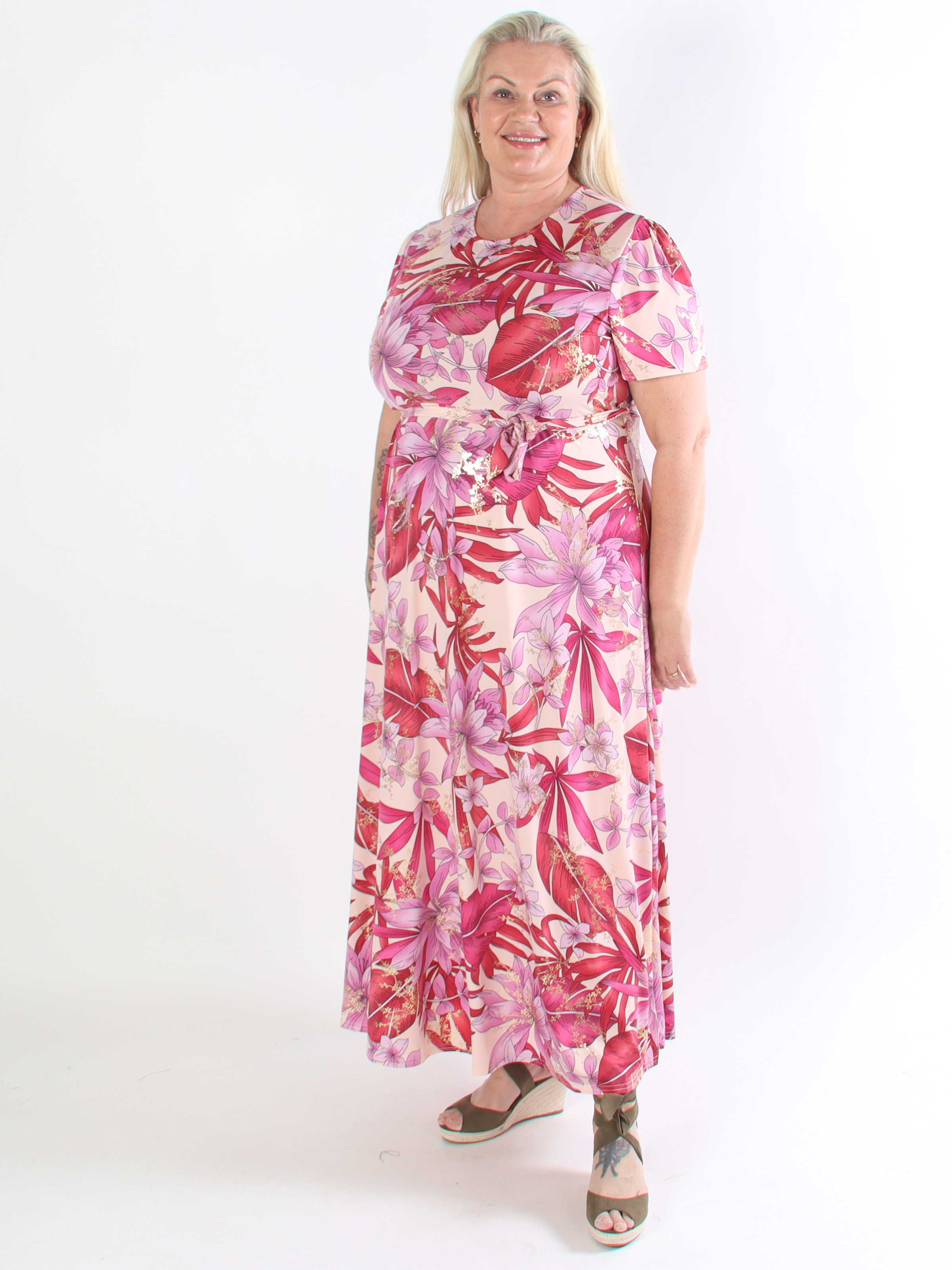 Sansa - Elastisk blomstret plus size kjole med bindebånd