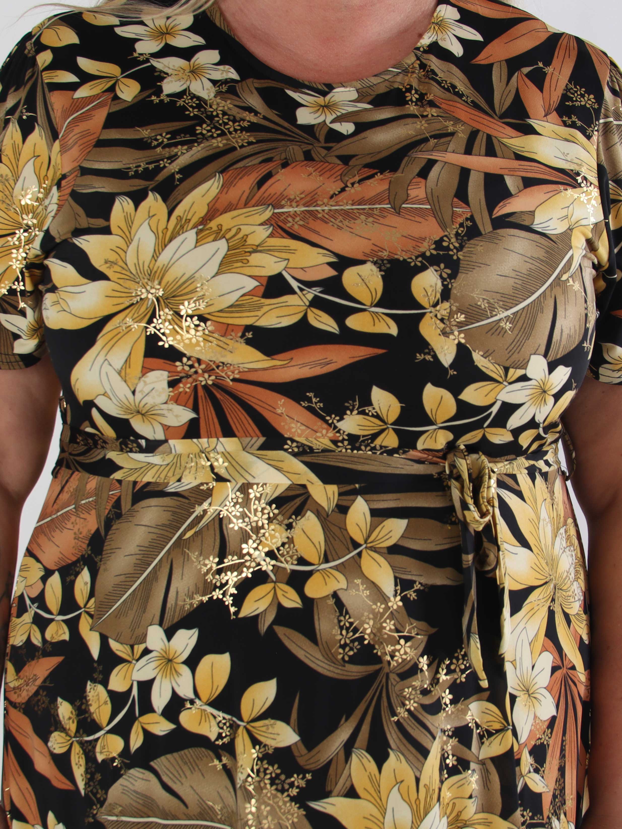 Sansa - Elastisk blomstret plus size kjole med bindebånd