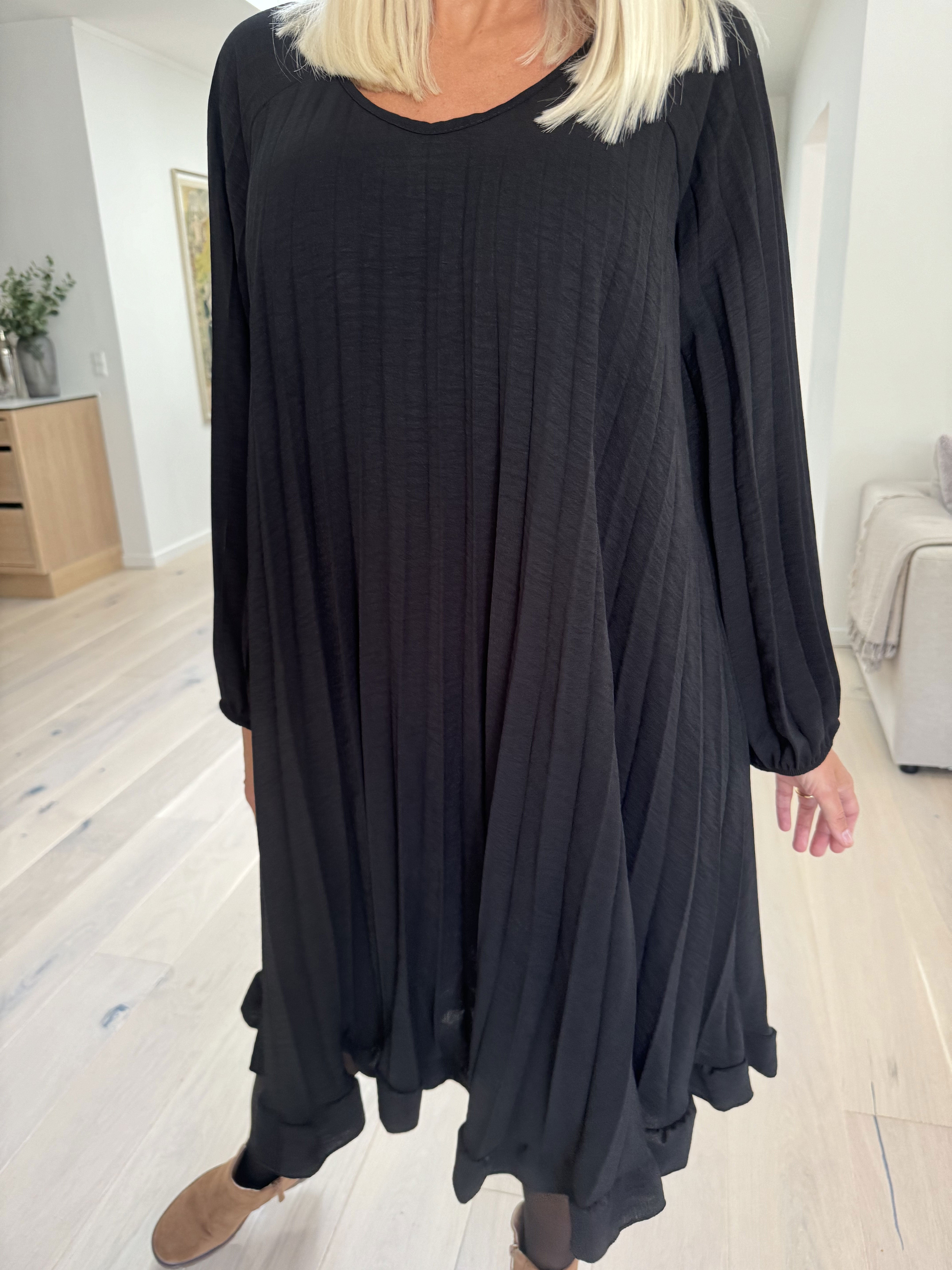 Santorini Dress - Sød langærmet kjole med plisseringer